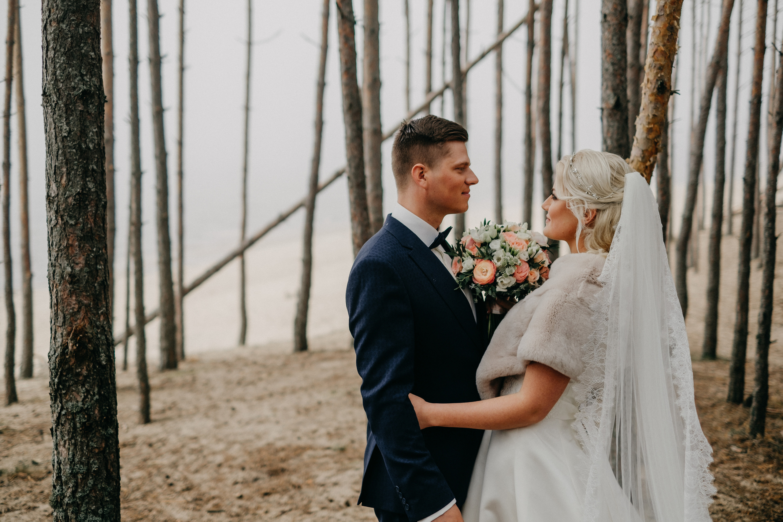 Aiga + Juris / 2021 Kāzu fotosesija pie jūras Carnikavā. Kāzu × Ģimenes notikumu fotografs Edgars Kalniņš