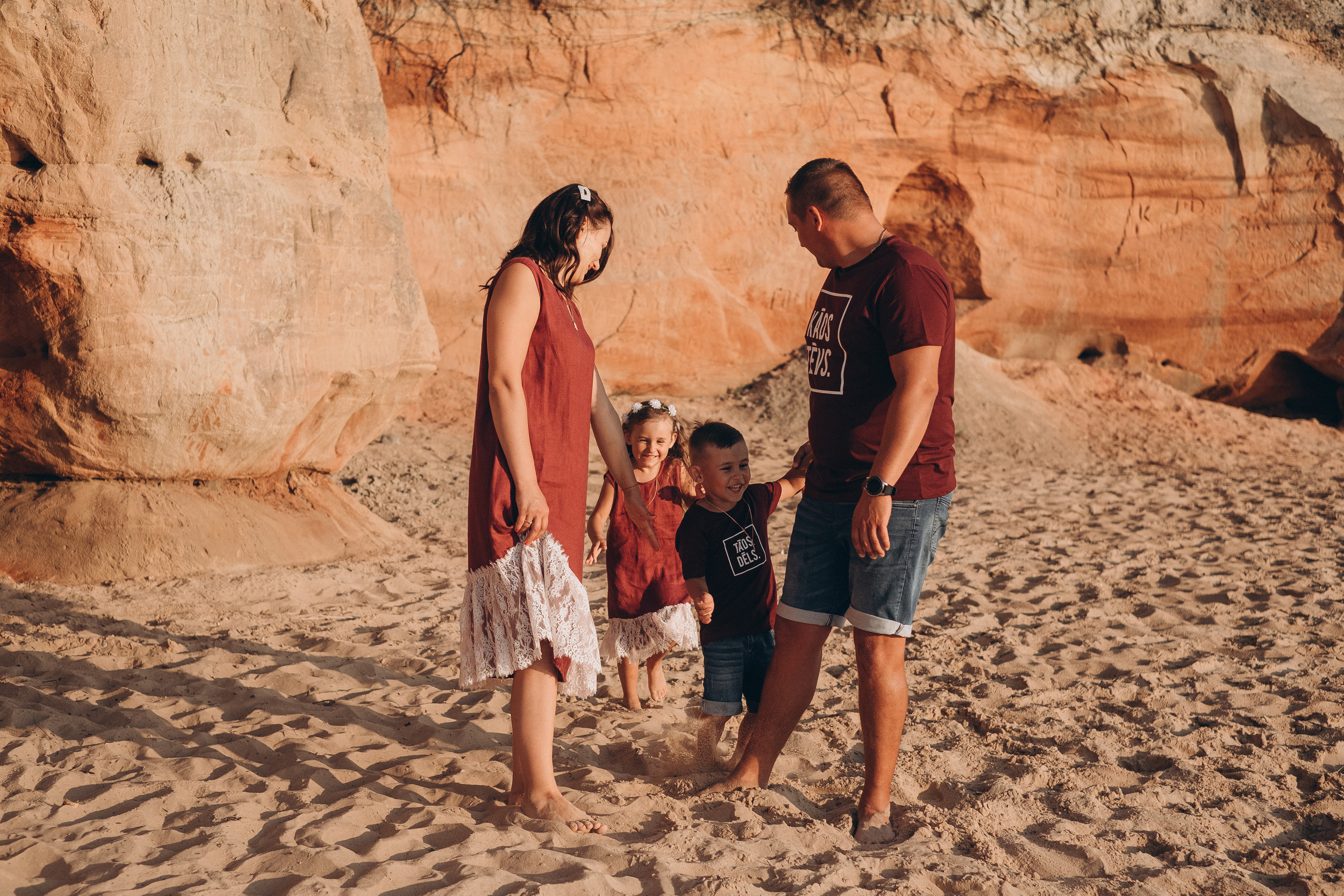 Ģimenes fotosesija Veczemju klintīs. Kāzu × Ģimenes notikumu fotografs Edgars Kalniņš
