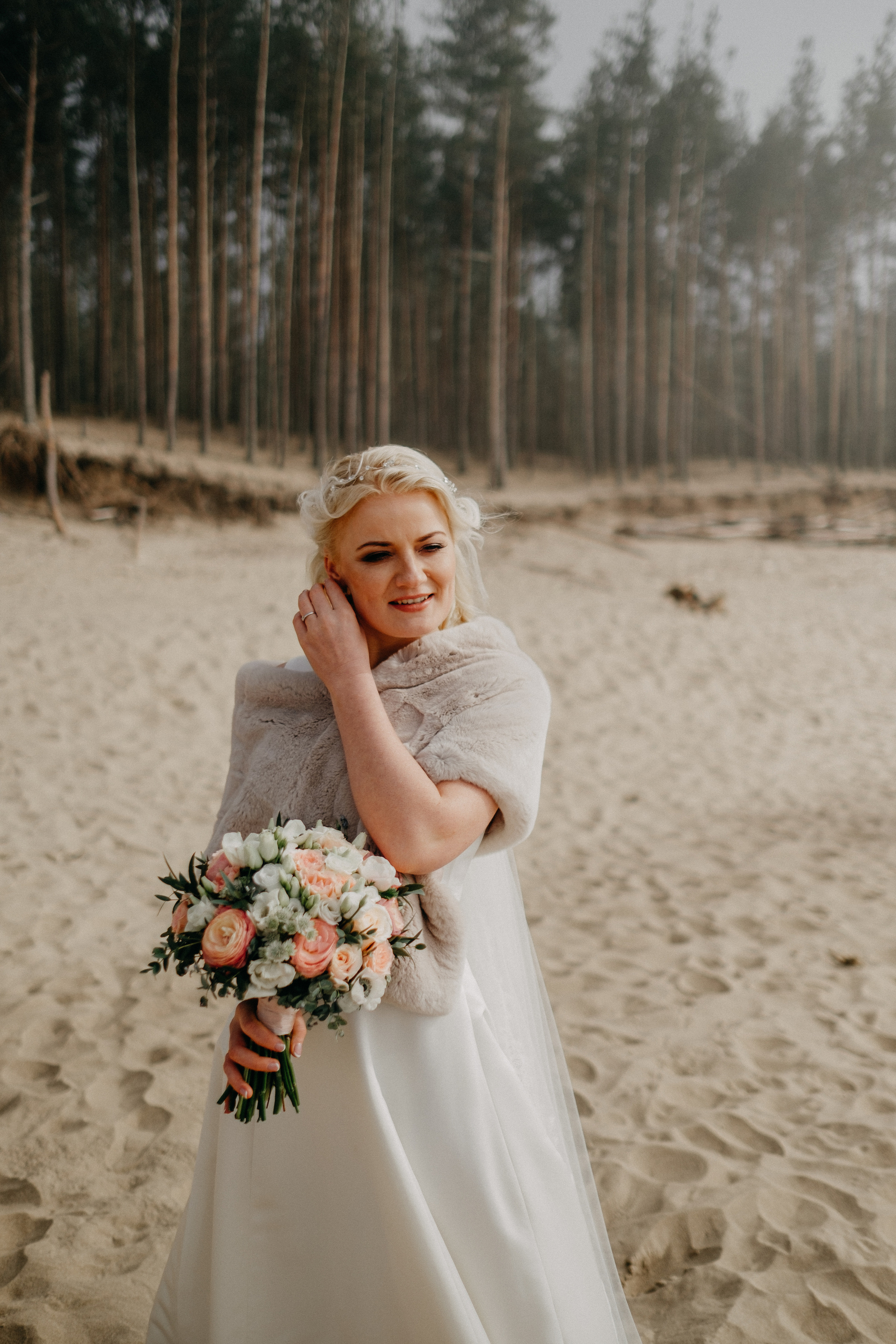 Aiga + Juris / 2021 Kāzu fotosesija pie jūras Carnikavā. Kāzu × Ģimenes notikumu fotografs Edgars Kalniņš