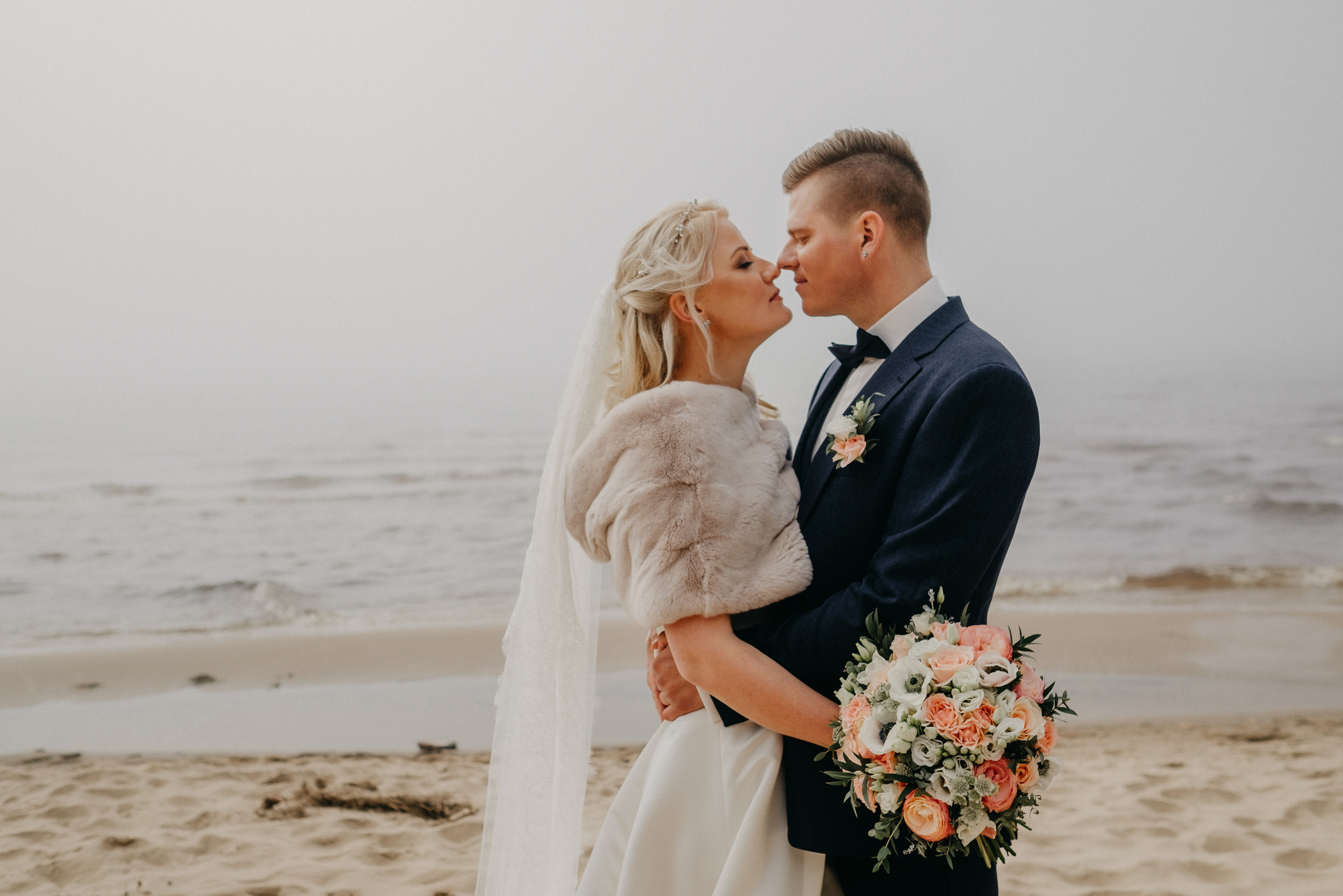 Aiga + Juris / 2021 Kāzu fotosesija pie jūras Carnikavā. Kāzu × Ģimenes notikumu fotografs Edgars Kalniņš