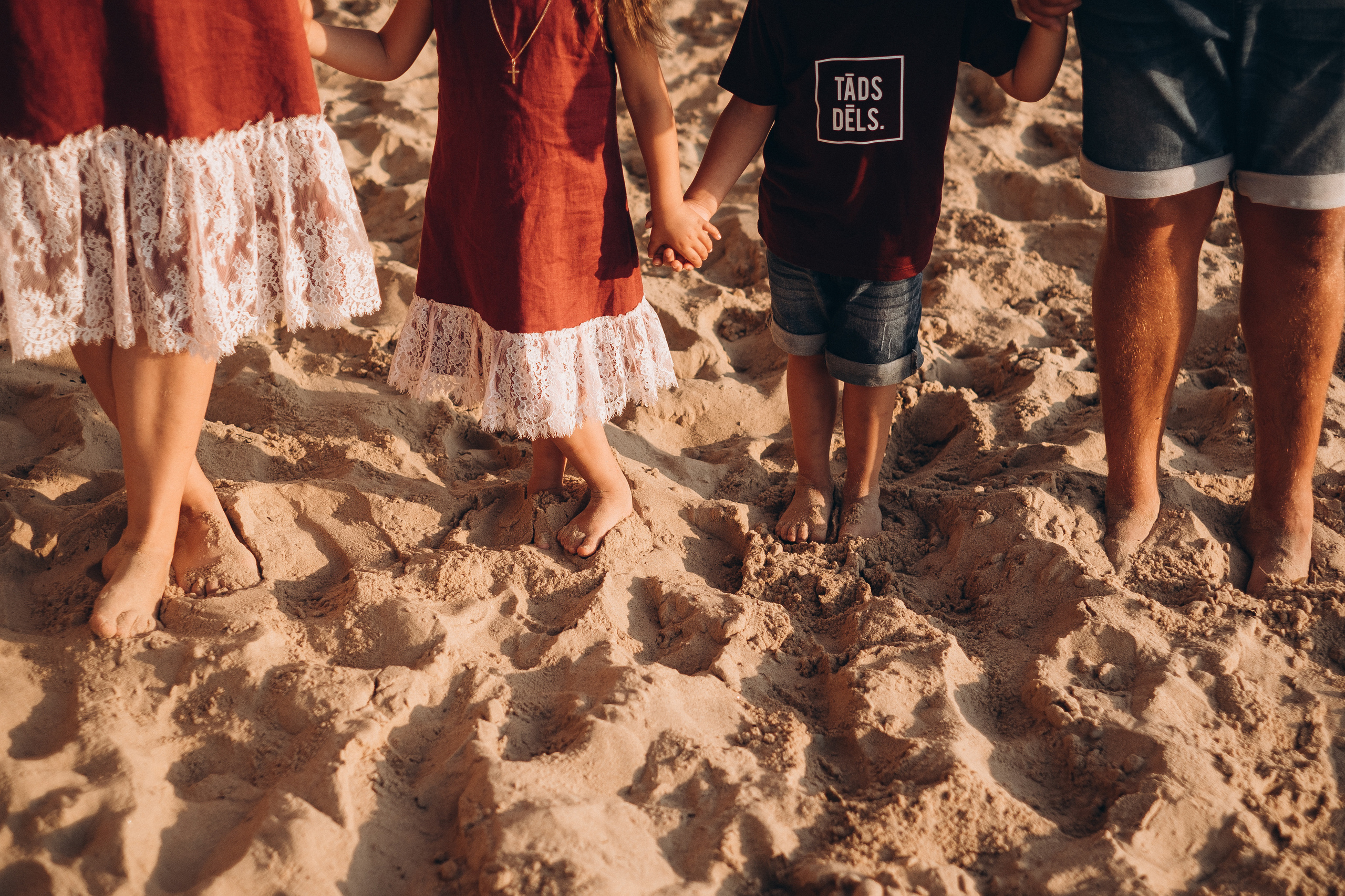 Ģimenes fotosesija Veczemju klintīs. Kāzu × Ģimenes notikumu fotografs Edgars Kalniņš
