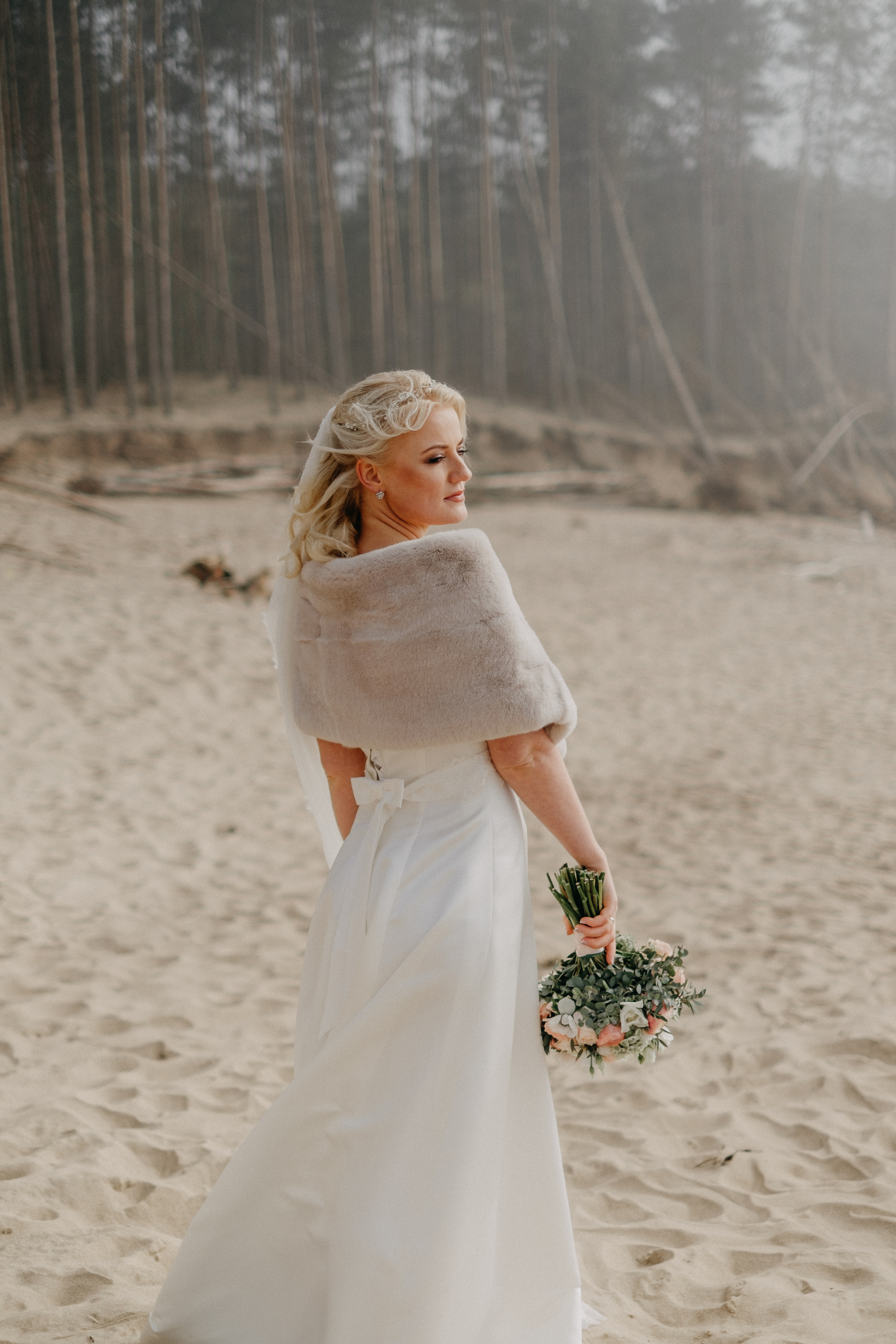 Aiga + Juris / 2021 Kāzu fotosesija pie jūras Carnikavā. Kāzu × Ģimenes notikumu fotografs Edgars Kalniņš