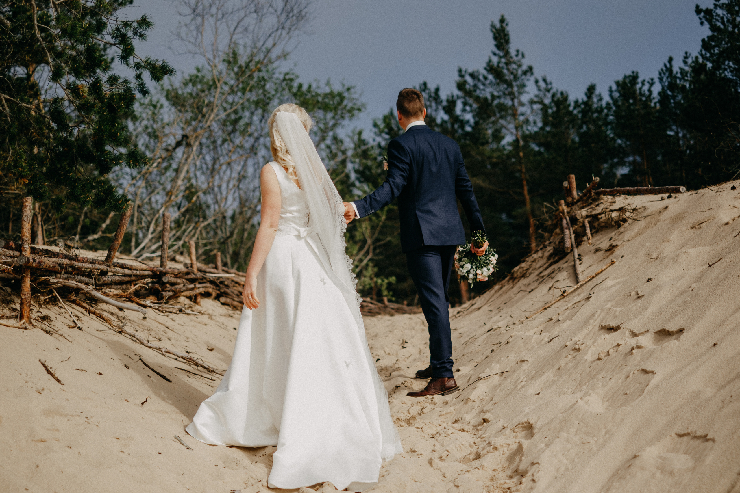 Aiga + Juris / 2021 Kāzu fotosesija pie jūras Carnikavā. Kāzu × Ģimenes notikumu fotografs Edgars Kalniņš