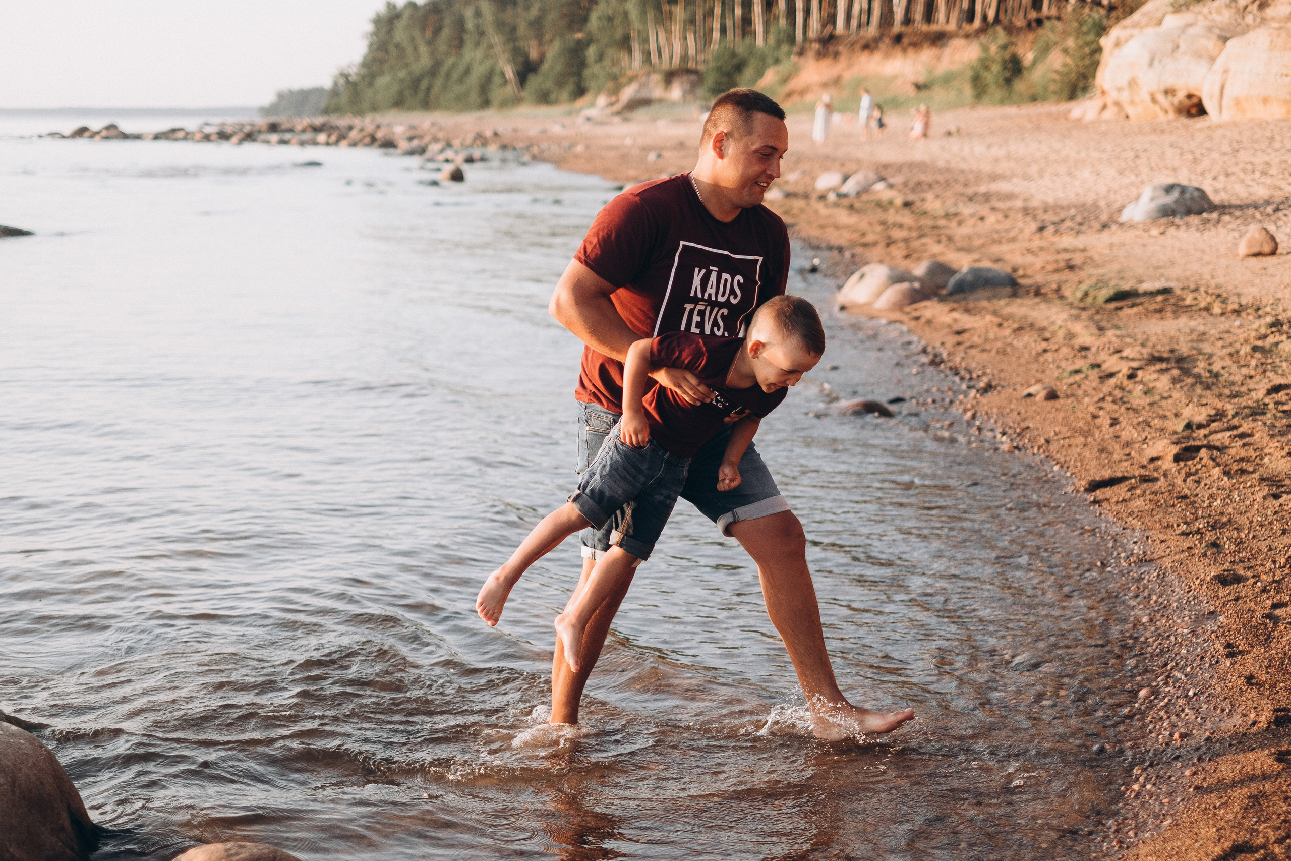 Ģimenes fotosesija Veczemju klintīs. Kāzu × Ģimenes notikumu fotografs Edgars Kalniņš