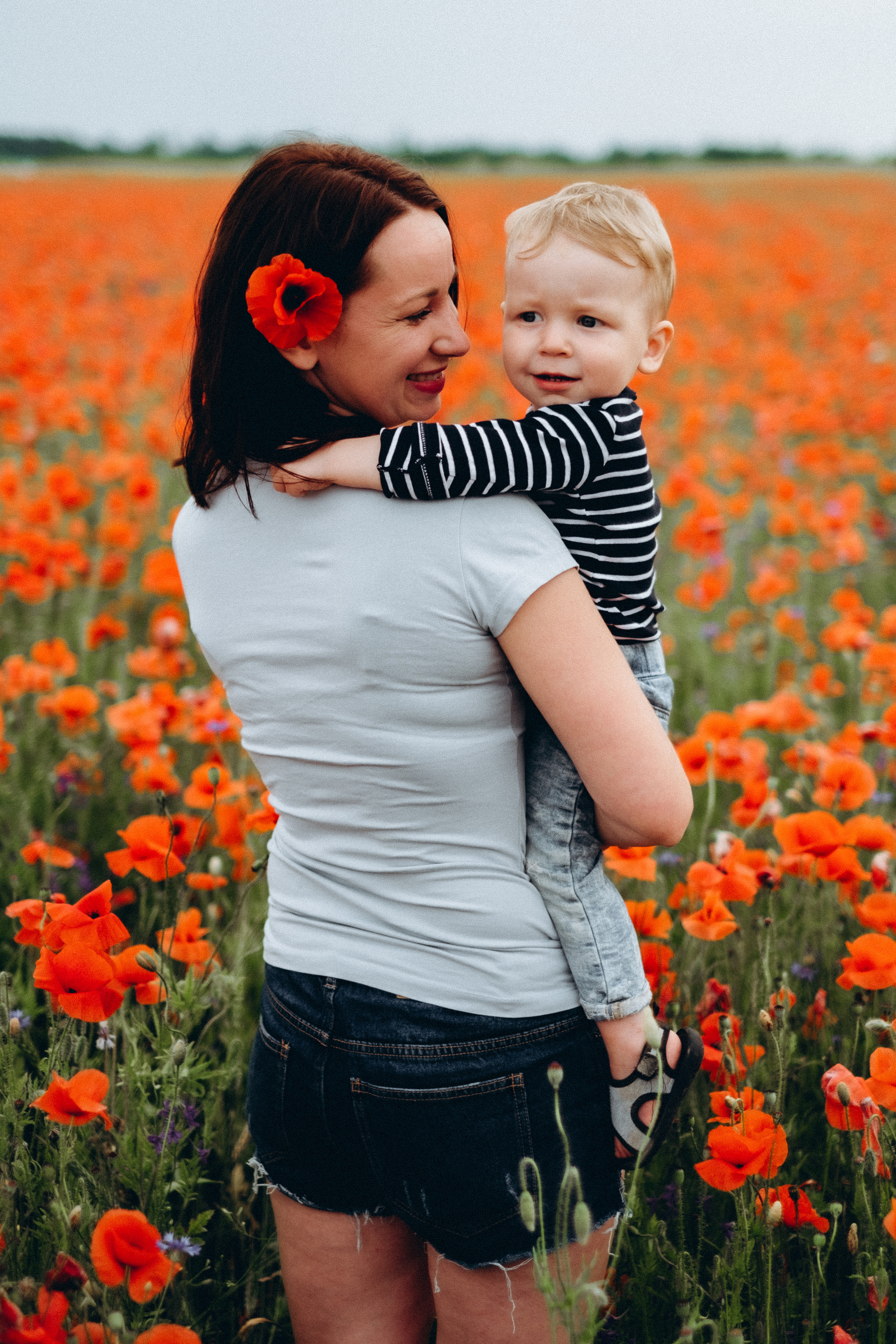 Fotosesija magoņu laukā. Kāzu × Ģimenes notikumu fotografs Edgars Kalniņš