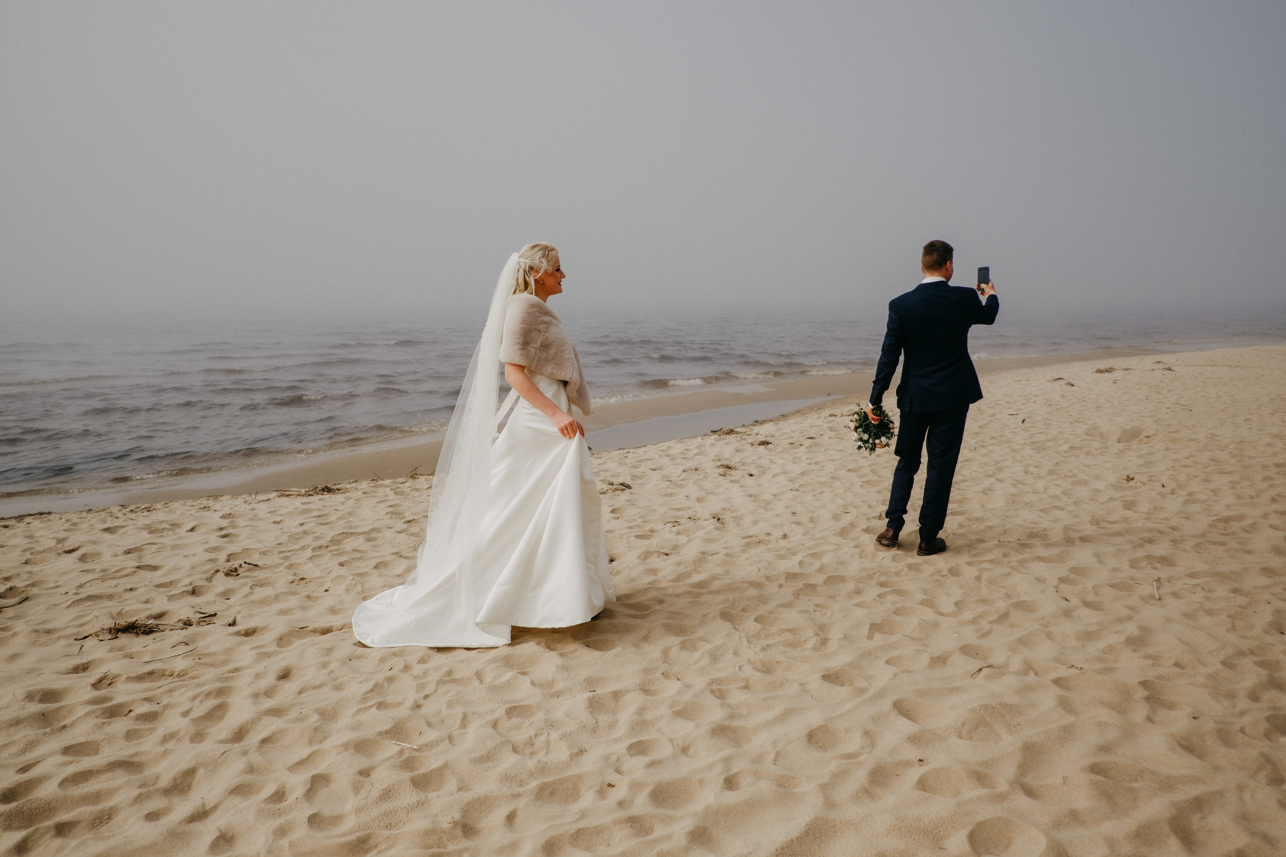 Aiga + Juris / 2021 Kāzu fotosesija pie jūras Carnikavā. Kāzu × Ģimenes notikumu fotografs Edgars Kalniņš