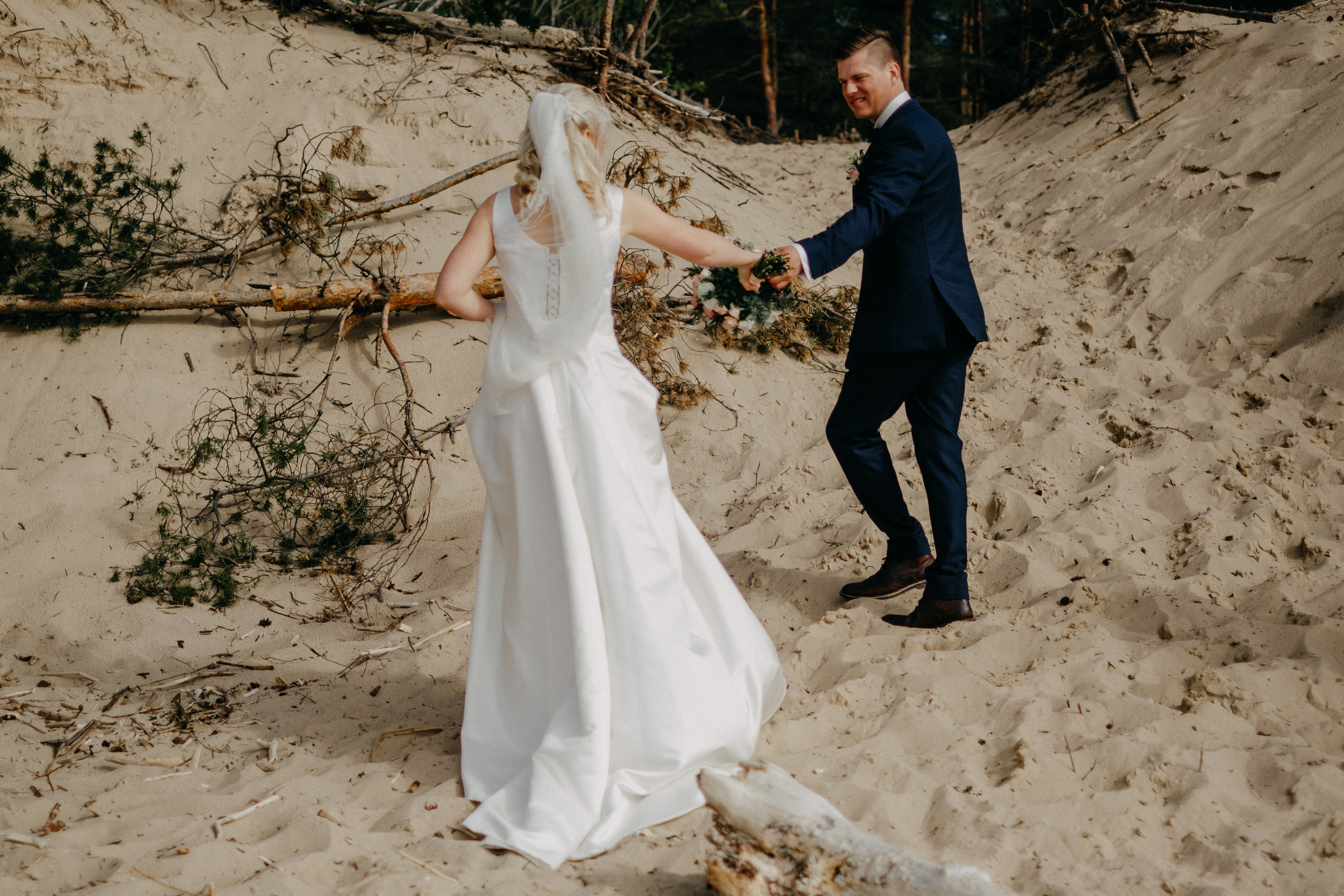 Aiga + Juris / 2021 Kāzu fotosesija pie jūras Carnikavā. Kāzu × Ģimenes notikumu fotografs Edgars Kalniņš