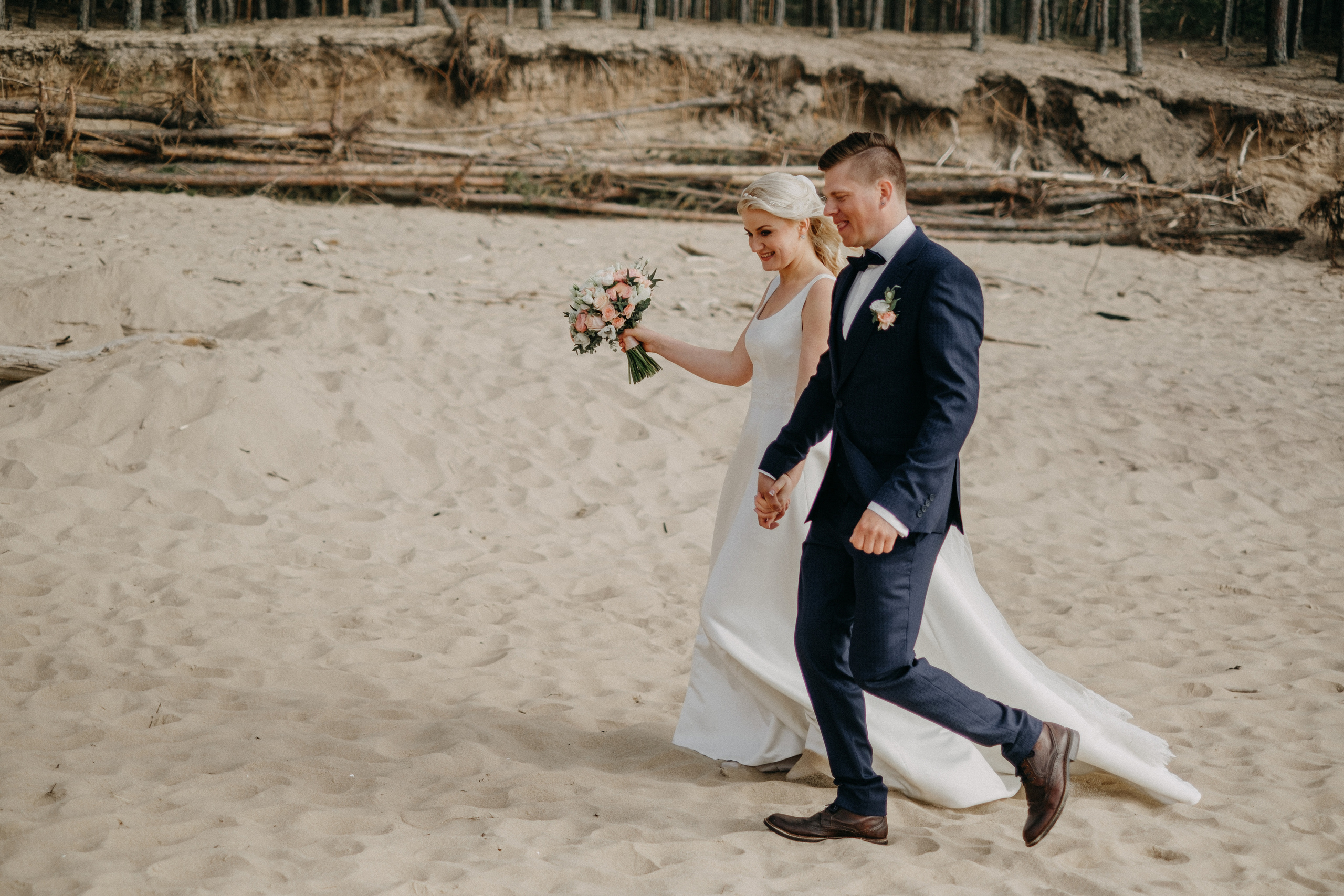 Aiga + Juris / 2021 Kāzu fotosesija pie jūras Carnikavā. Kāzu × Ģimenes notikumu fotografs Edgars Kalniņš