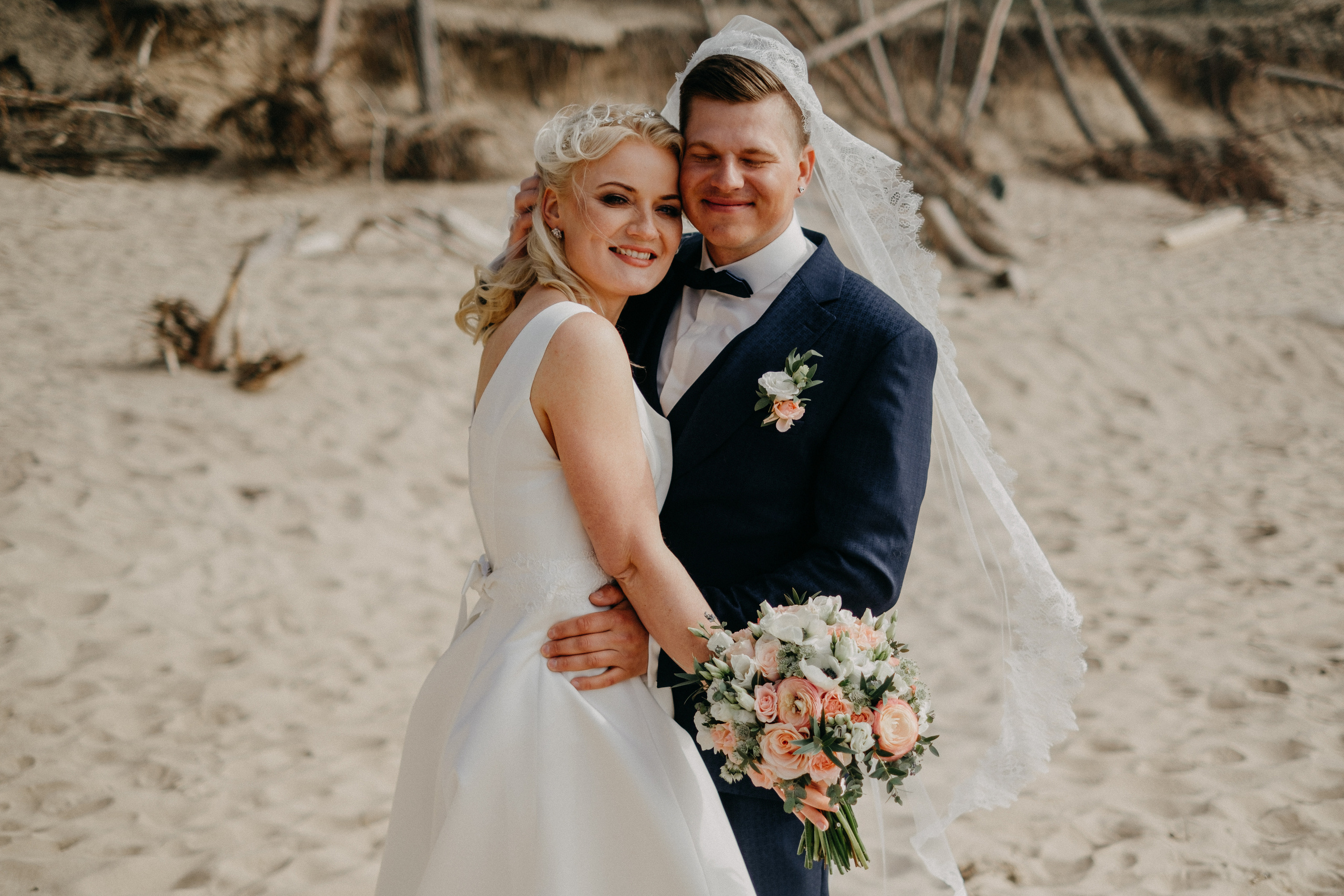 Aiga + Juris / 2021 Kāzu fotosesija pie jūras Carnikavā. Kāzu × Ģimenes notikumu fotografs Edgars Kalniņš