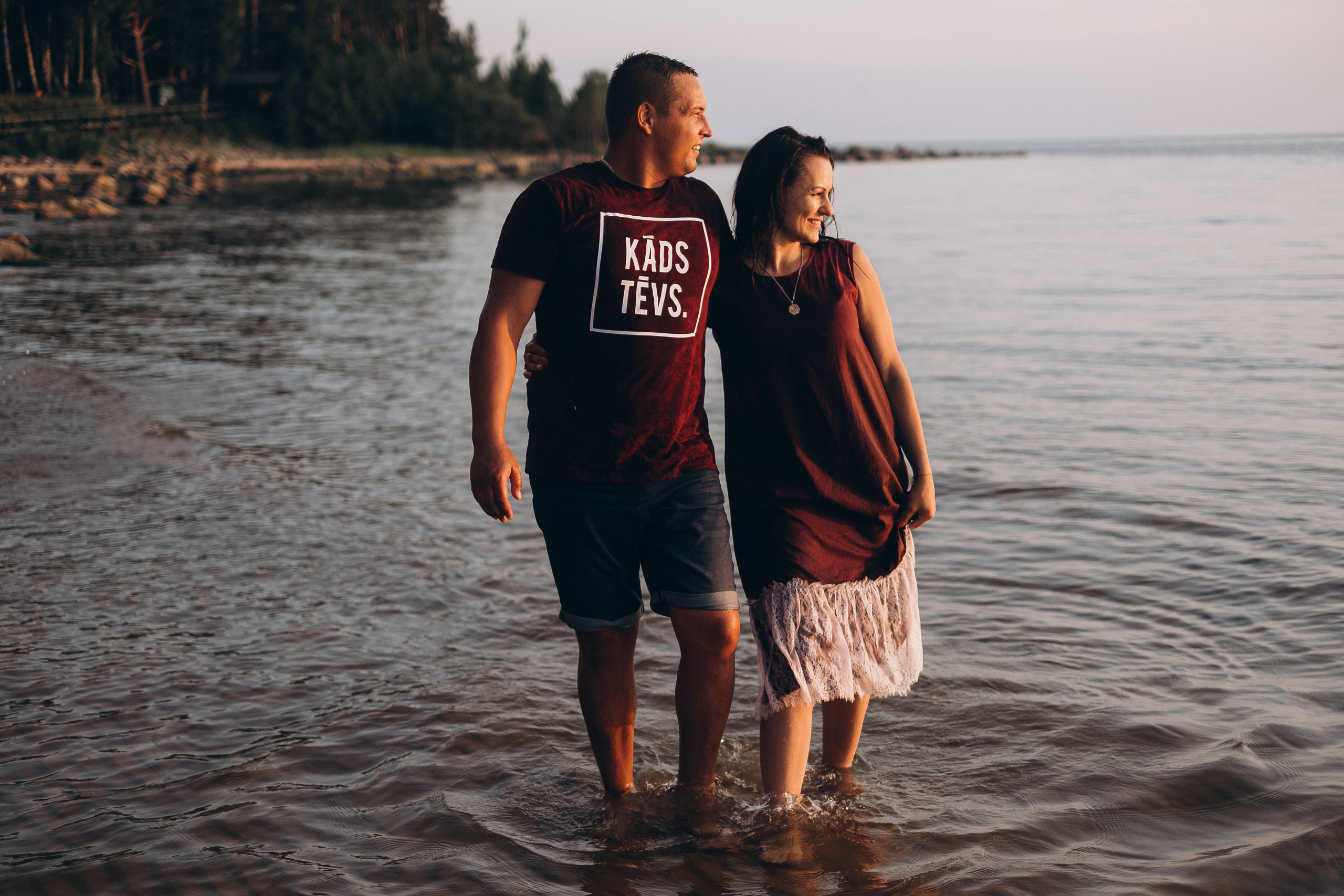 Ģimenes fotosesija Veczemju klintīs. Kāzu × Ģimenes notikumu fotografs Edgars Kalniņš