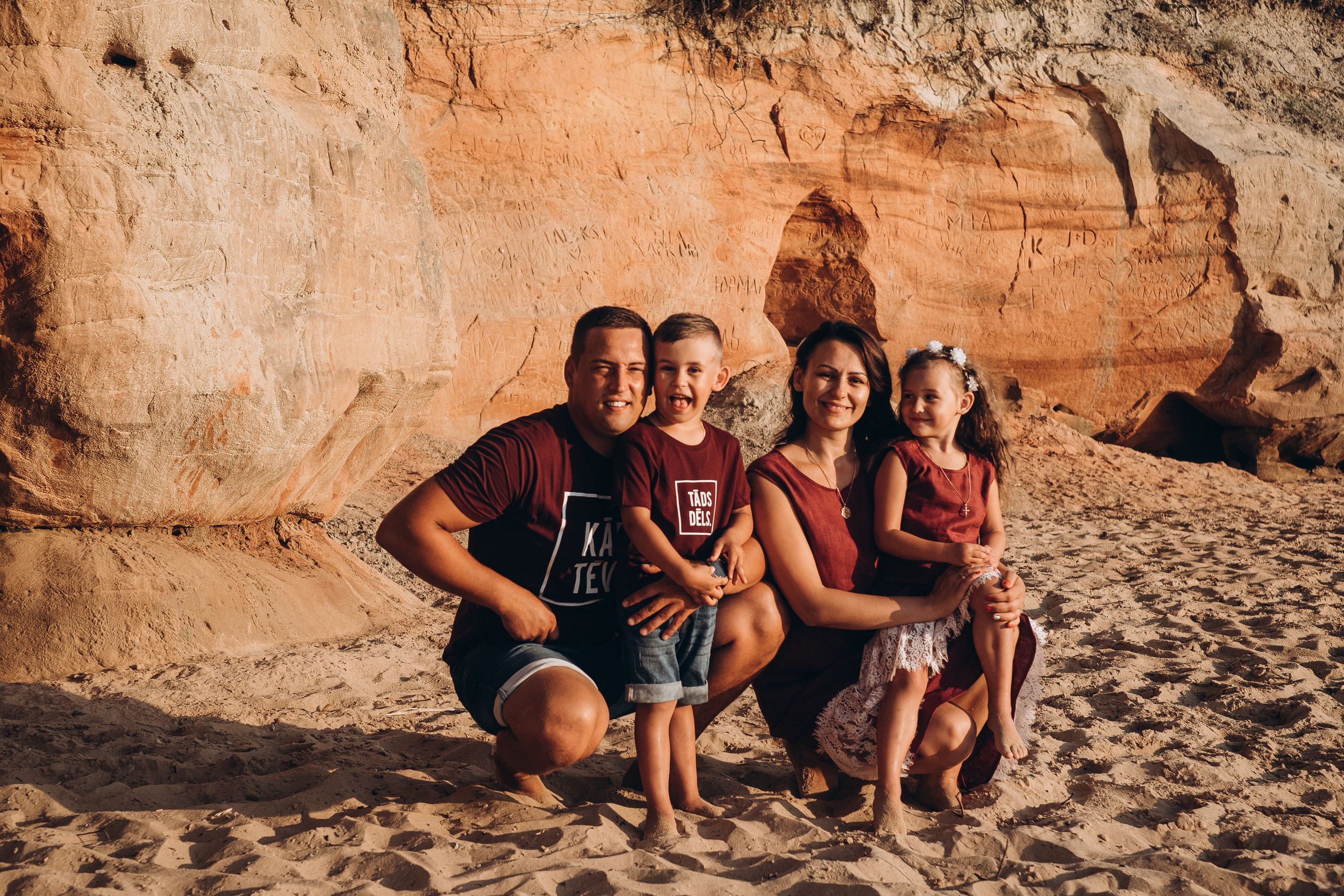 Ģimenes fotosesija Veczemju klintīs. Kāzu × Ģimenes notikumu fotografs Edgars Kalniņš