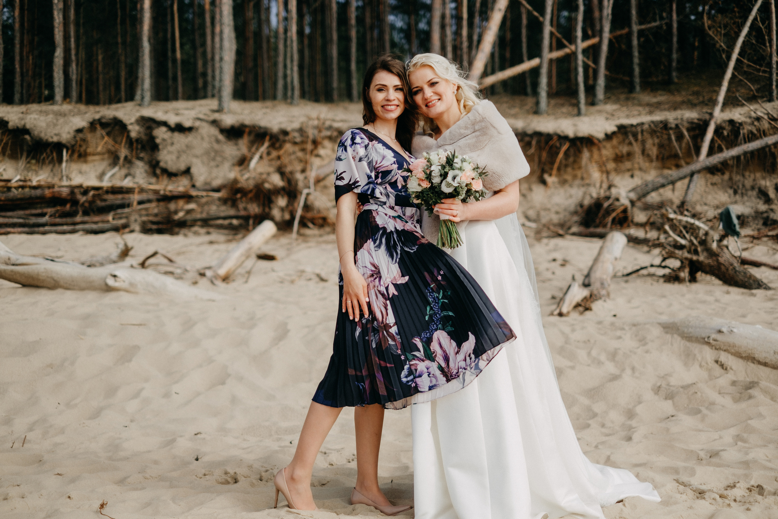 Aiga + Juris / 2021 Kāzu fotosesija pie jūras Carnikavā. Kāzu × Ģimenes notikumu fotografs Edgars Kalniņš