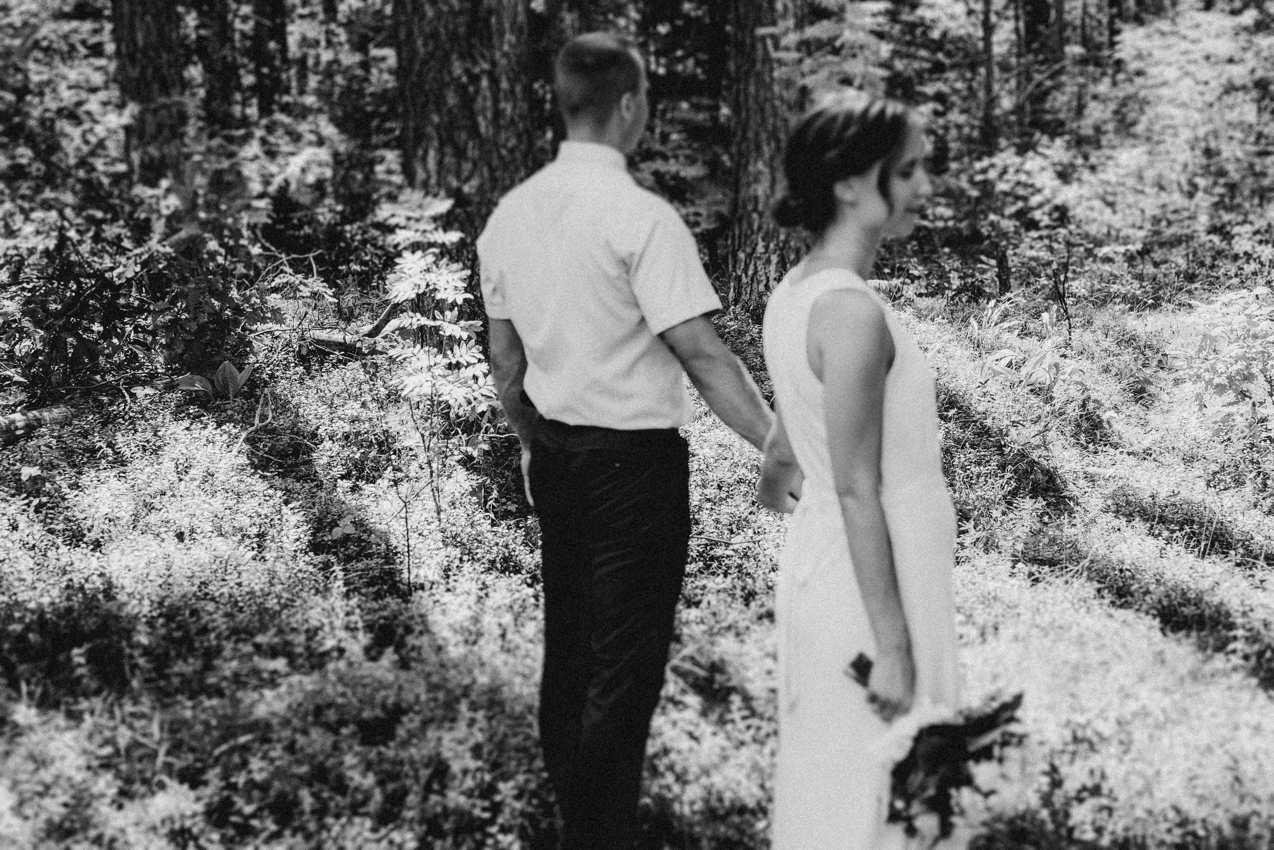 Viktorija + Artūrs | Kāzu fotosesija mežā. Kāzu × Ģimenes notikumu fotografs Edgars Kalniņš