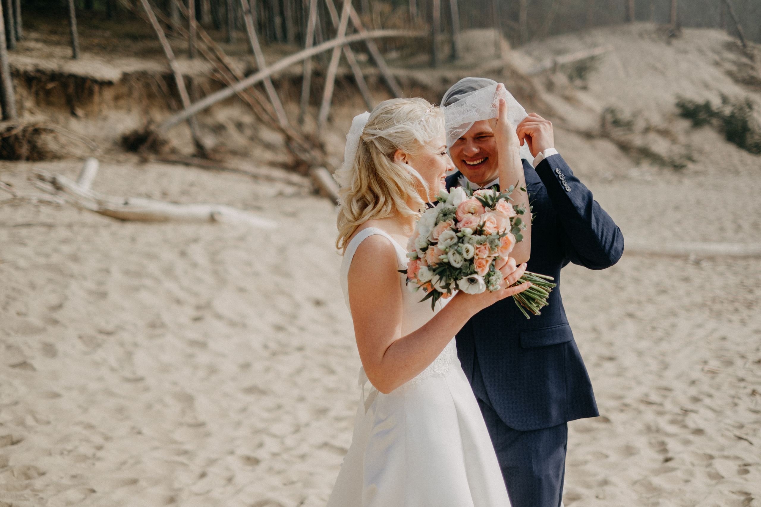 Aiga + Juris / 2021 Kāzu fotosesija pie jūras Carnikavā. Kāzu × Ģimenes notikumu fotografs Edgars Kalniņš