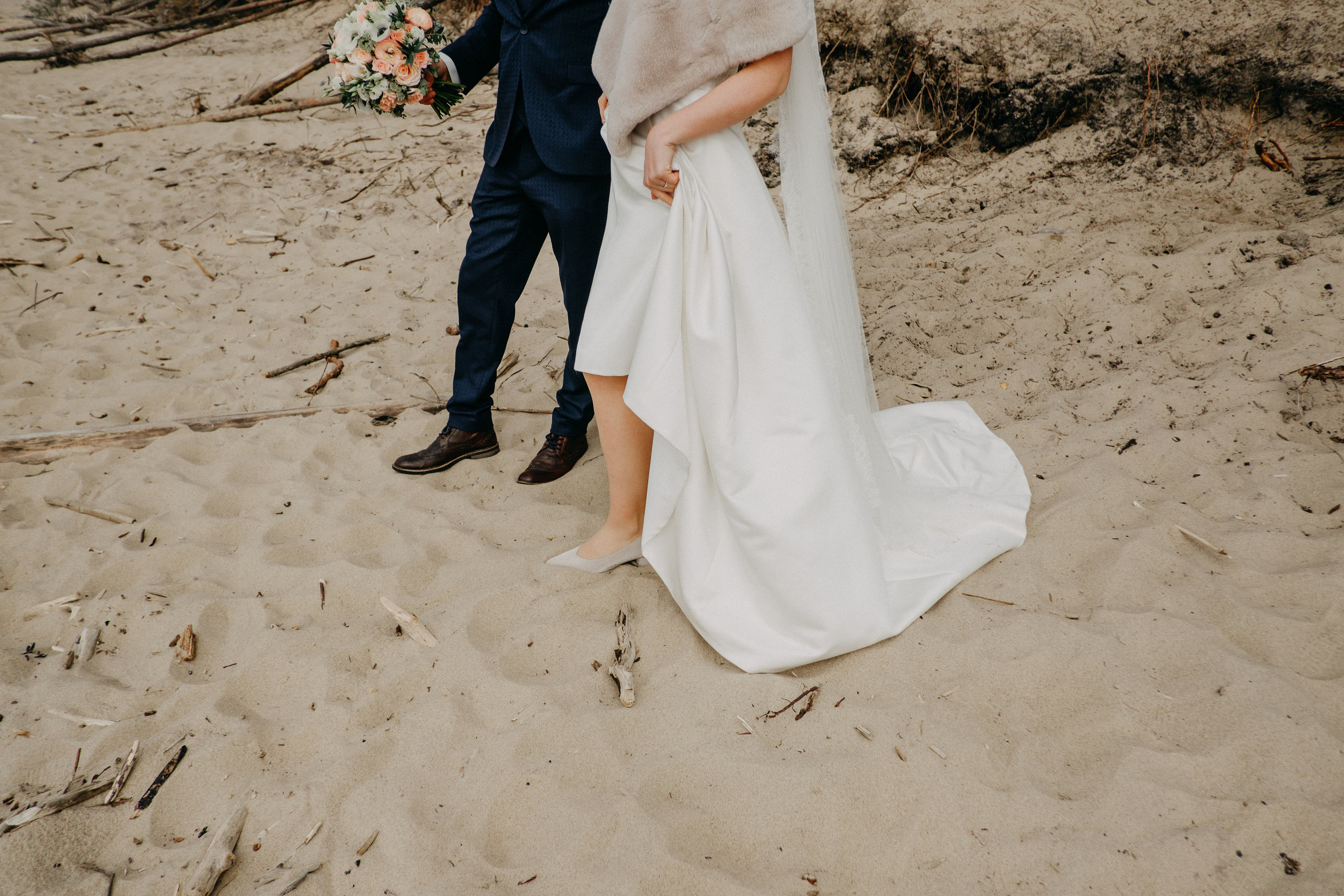 Aiga + Juris / 2021 Kāzu fotosesija pie jūras Carnikavā. Kāzu × Ģimenes notikumu fotografs Edgars Kalniņš