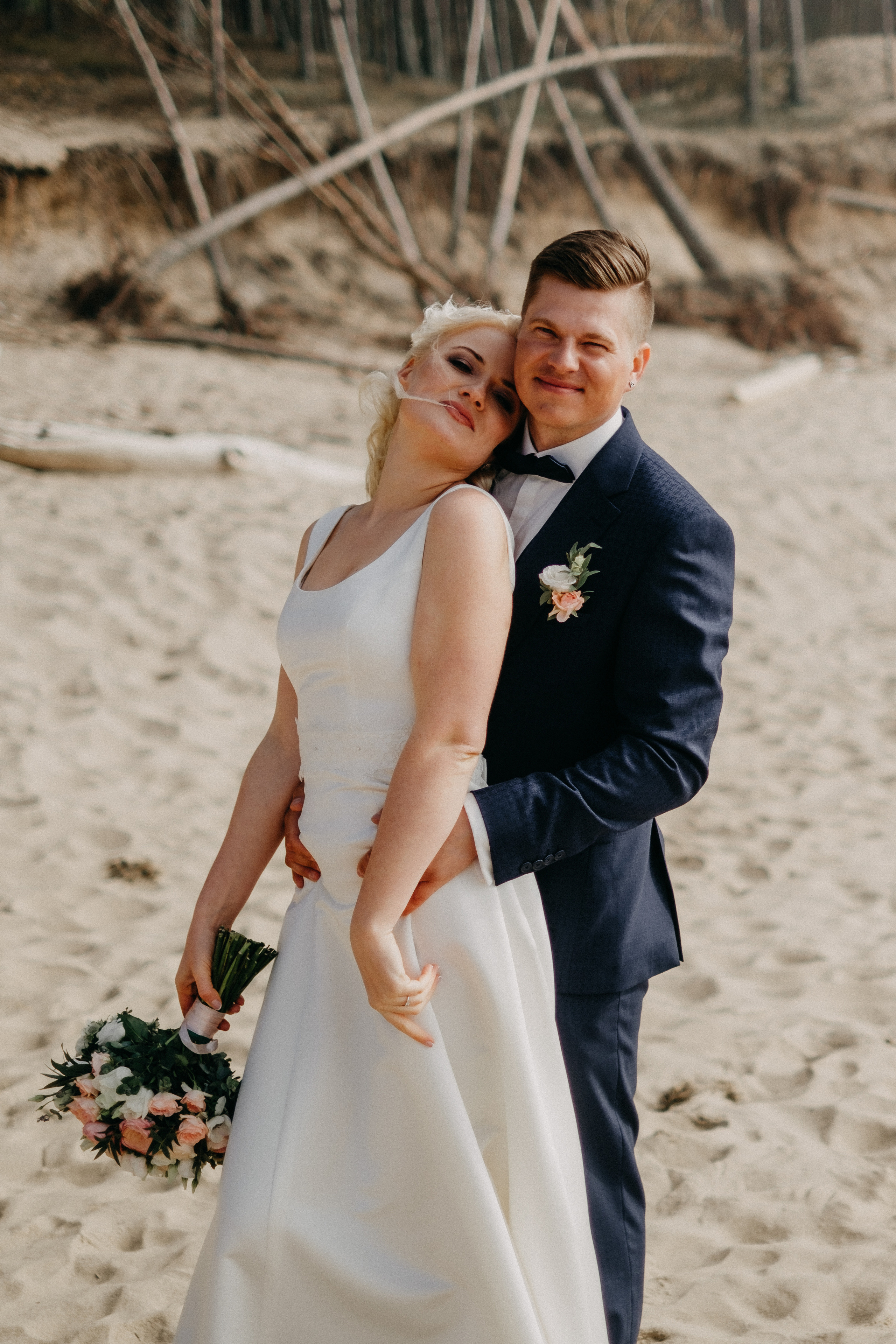 Aiga + Juris / 2021 Kāzu fotosesija pie jūras Carnikavā. Kāzu × Ģimenes notikumu fotografs Edgars Kalniņš