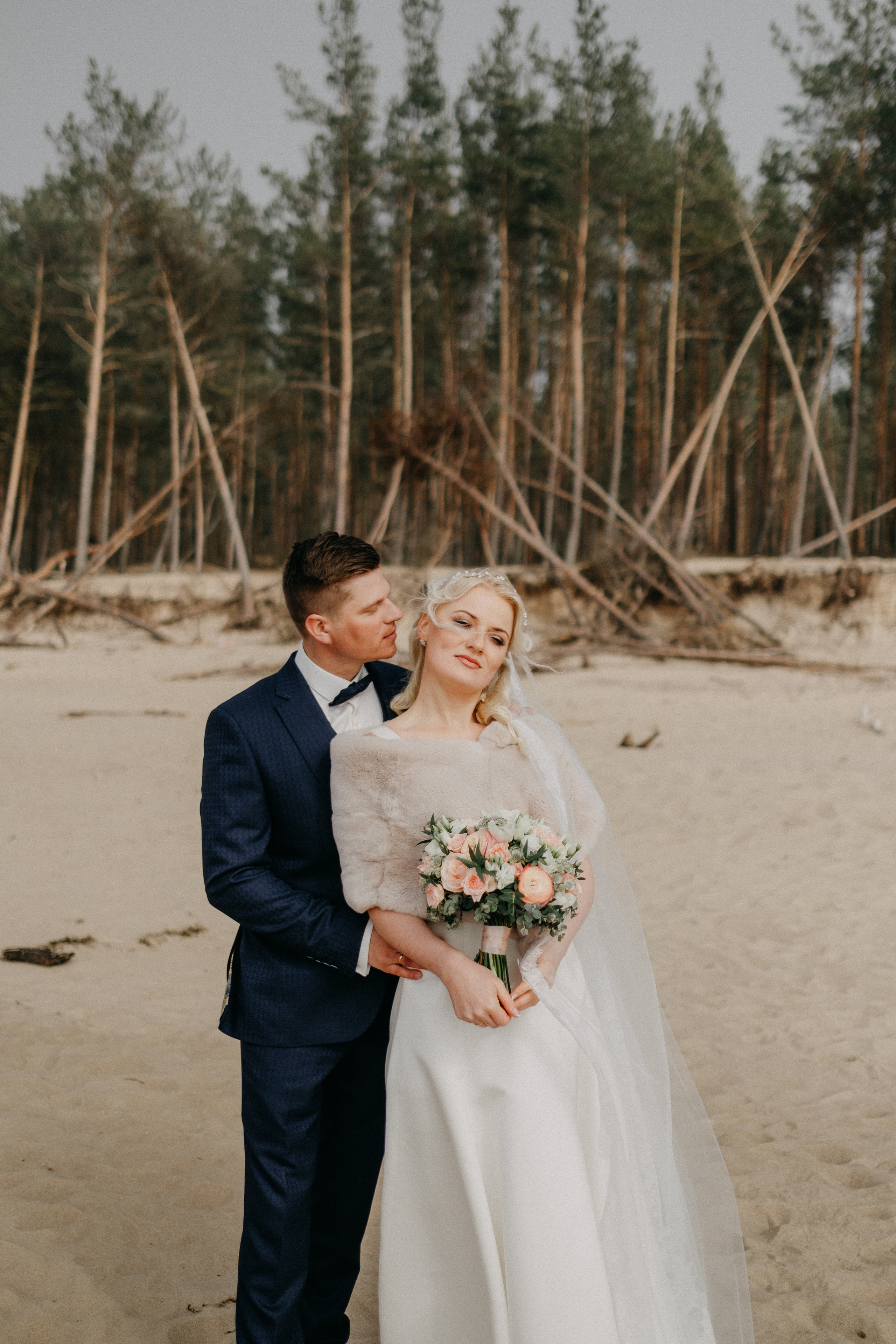 Aiga + Juris / 2021 Kāzu fotosesija pie jūras Carnikavā. Kāzu × Ģimenes notikumu fotografs Edgars Kalniņš