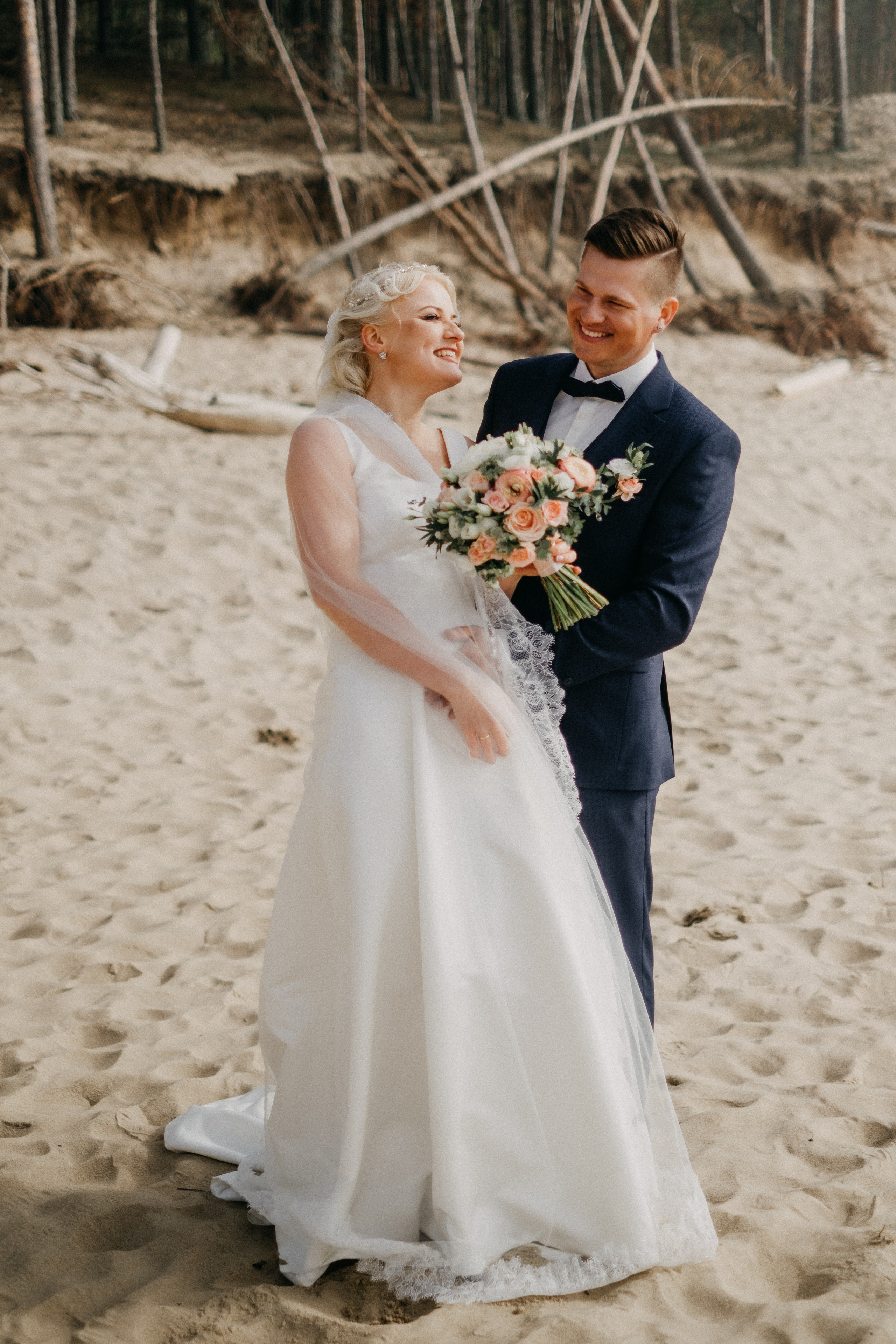 Aiga + Juris / 2021 Kāzu fotosesija pie jūras Carnikavā. Kāzu × Ģimenes notikumu fotografs Edgars Kalniņš