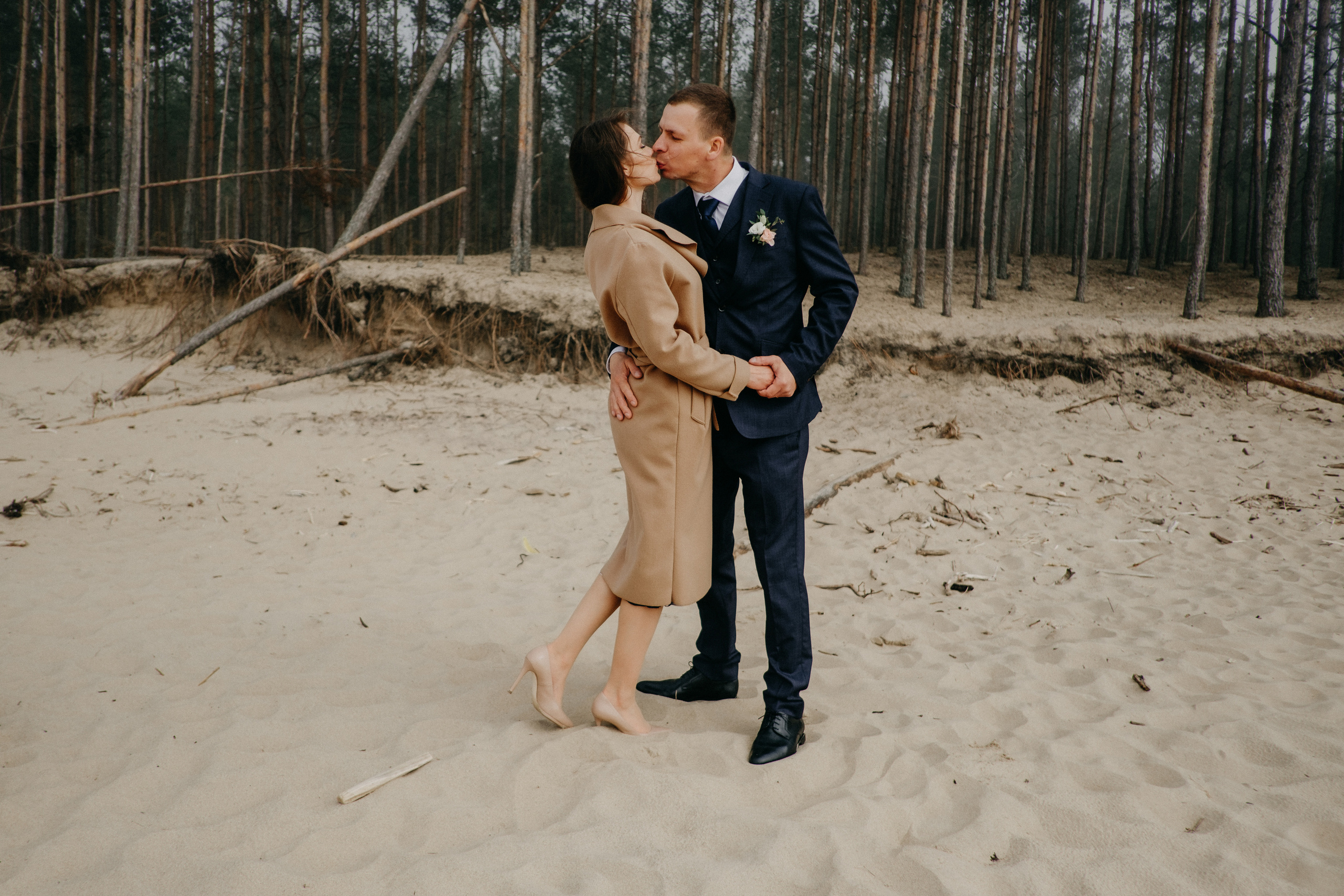 Aiga + Juris / 2021 Kāzu fotosesija pie jūras Carnikavā. Kāzu × Ģimenes notikumu fotografs Edgars Kalniņš