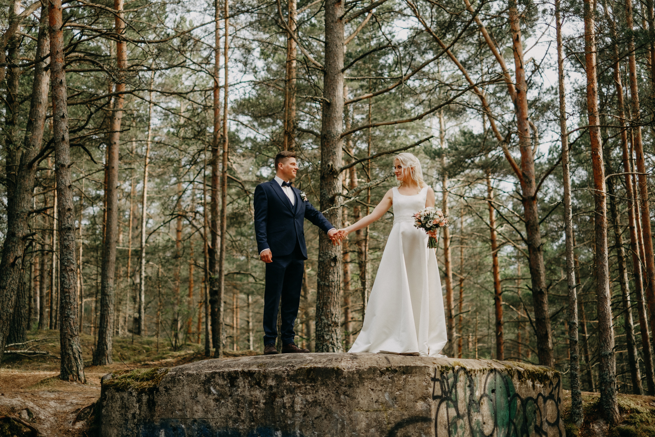 Aiga + Juris / 2021 Kāzu fotosesija pie jūras Carnikavā. Kāzu × Ģimenes notikumu fotografs Edgars Kalniņš