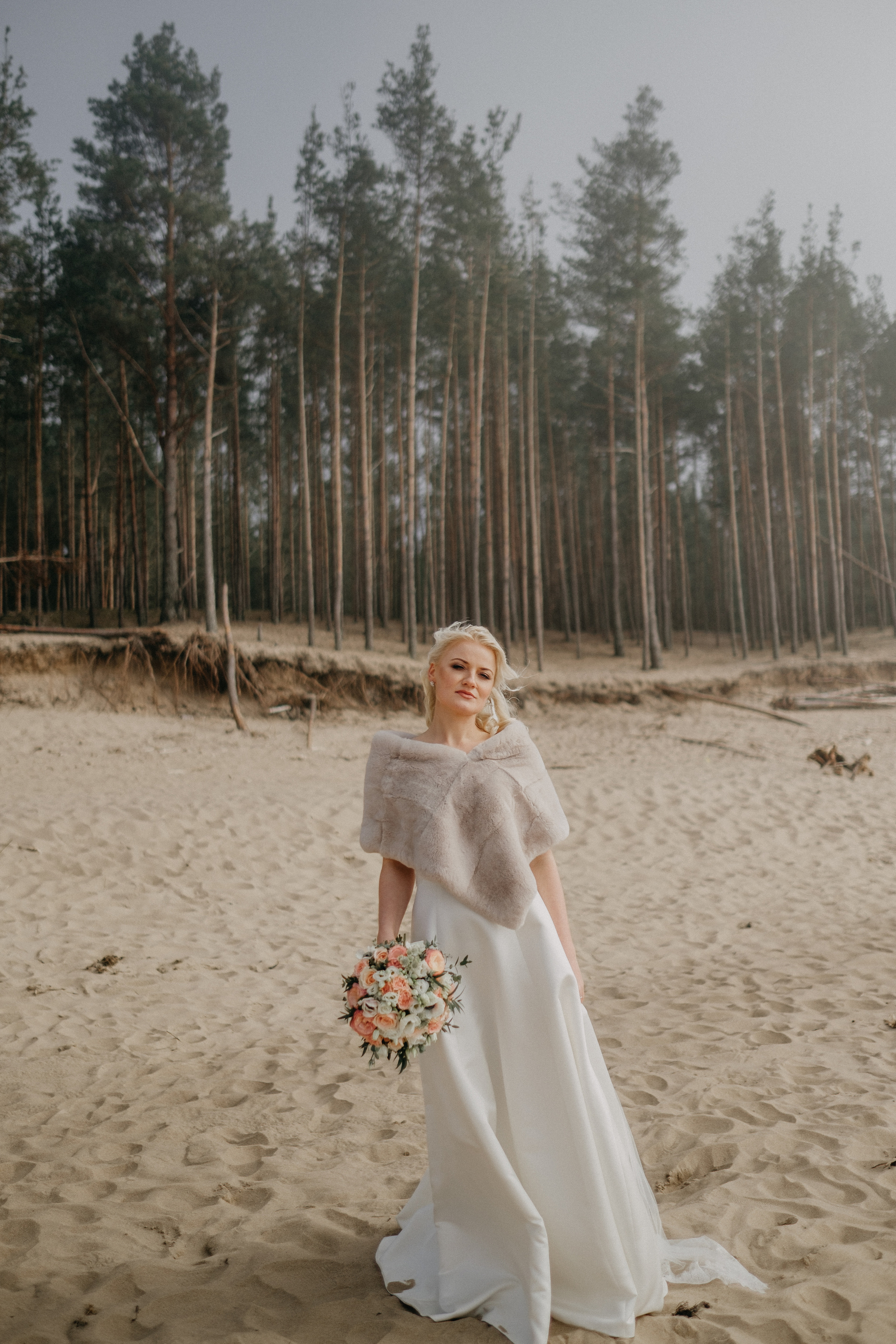 Aiga + Juris / 2021 Kāzu fotosesija pie jūras Carnikavā. Kāzu × Ģimenes notikumu fotografs Edgars Kalniņš