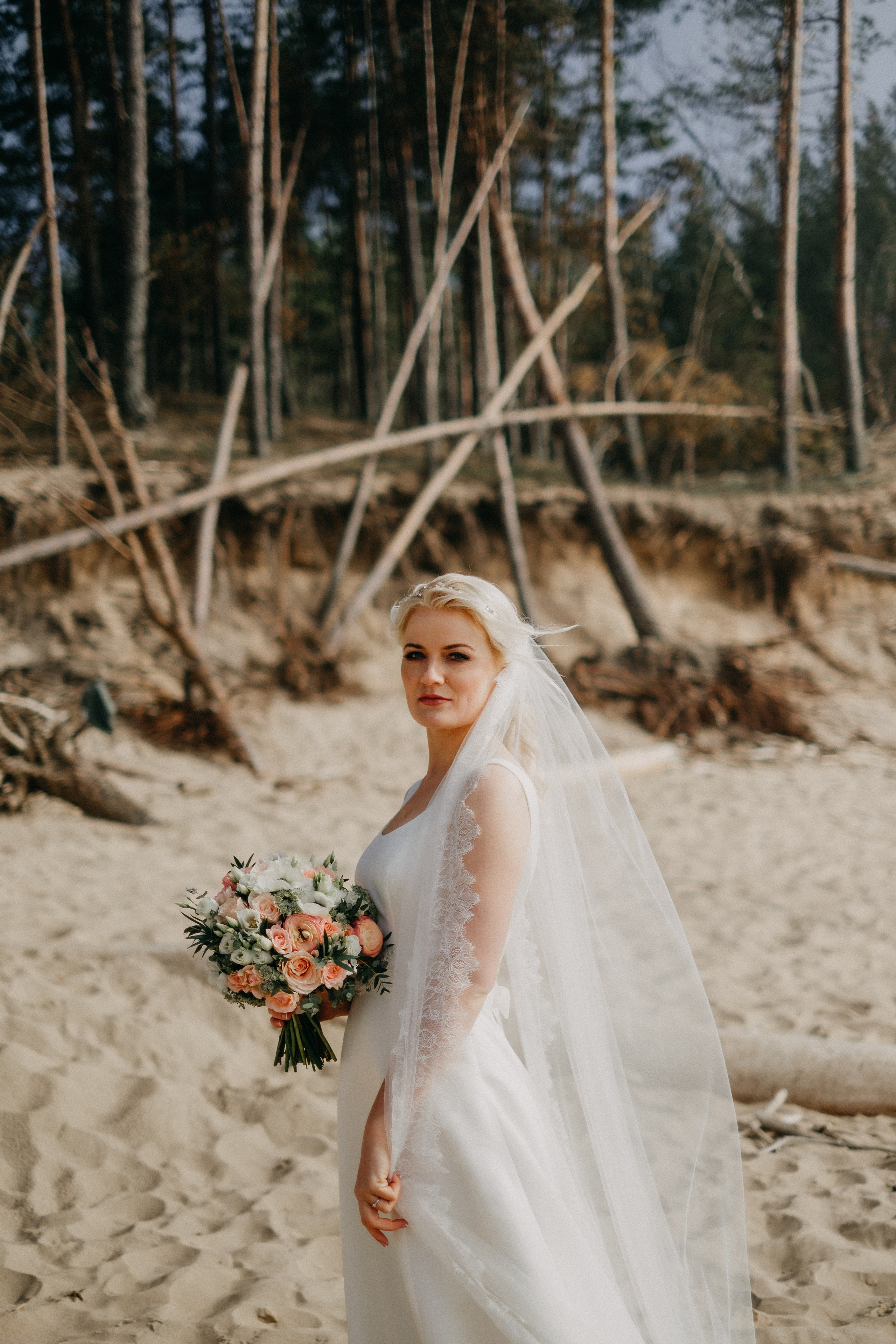 Aiga + Juris / 2021 Kāzu fotosesija pie jūras Carnikavā. Kāzu × Ģimenes notikumu fotografs Edgars Kalniņš