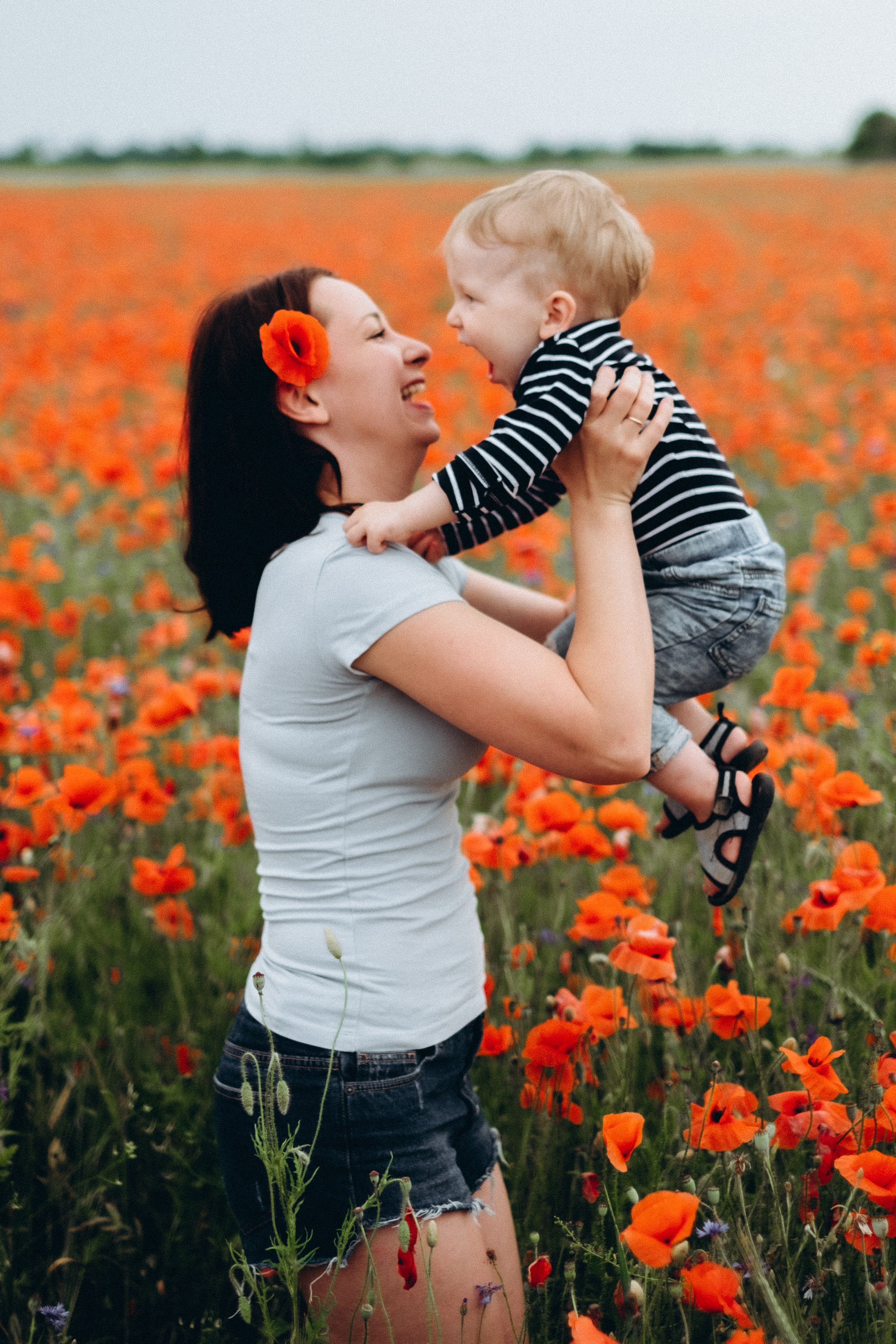 Fotosesija magoņu laukā. Kāzu × Ģimenes notikumu fotografs Edgars Kalniņš