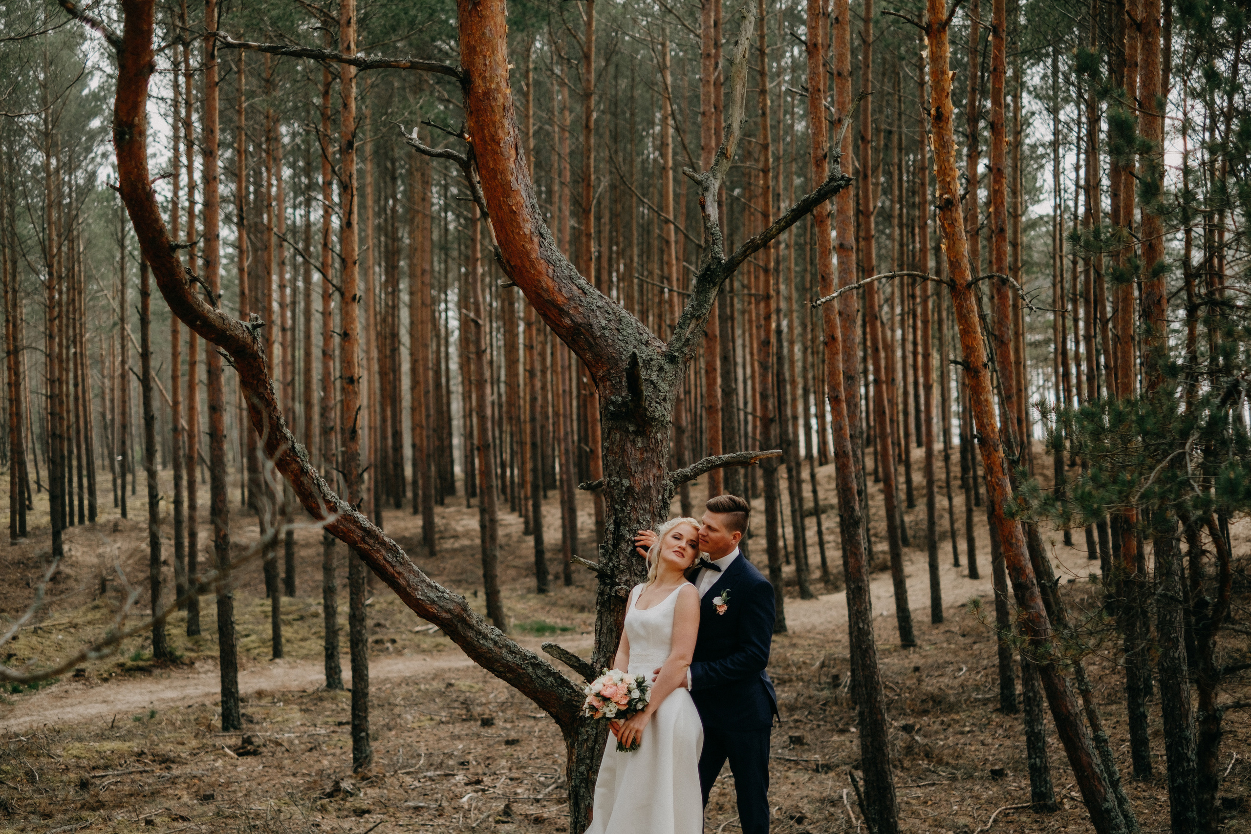 Aiga + Juris / 2021 Kāzu fotosesija pie jūras Carnikavā. Kāzu × Ģimenes notikumu fotografs Edgars Kalniņš