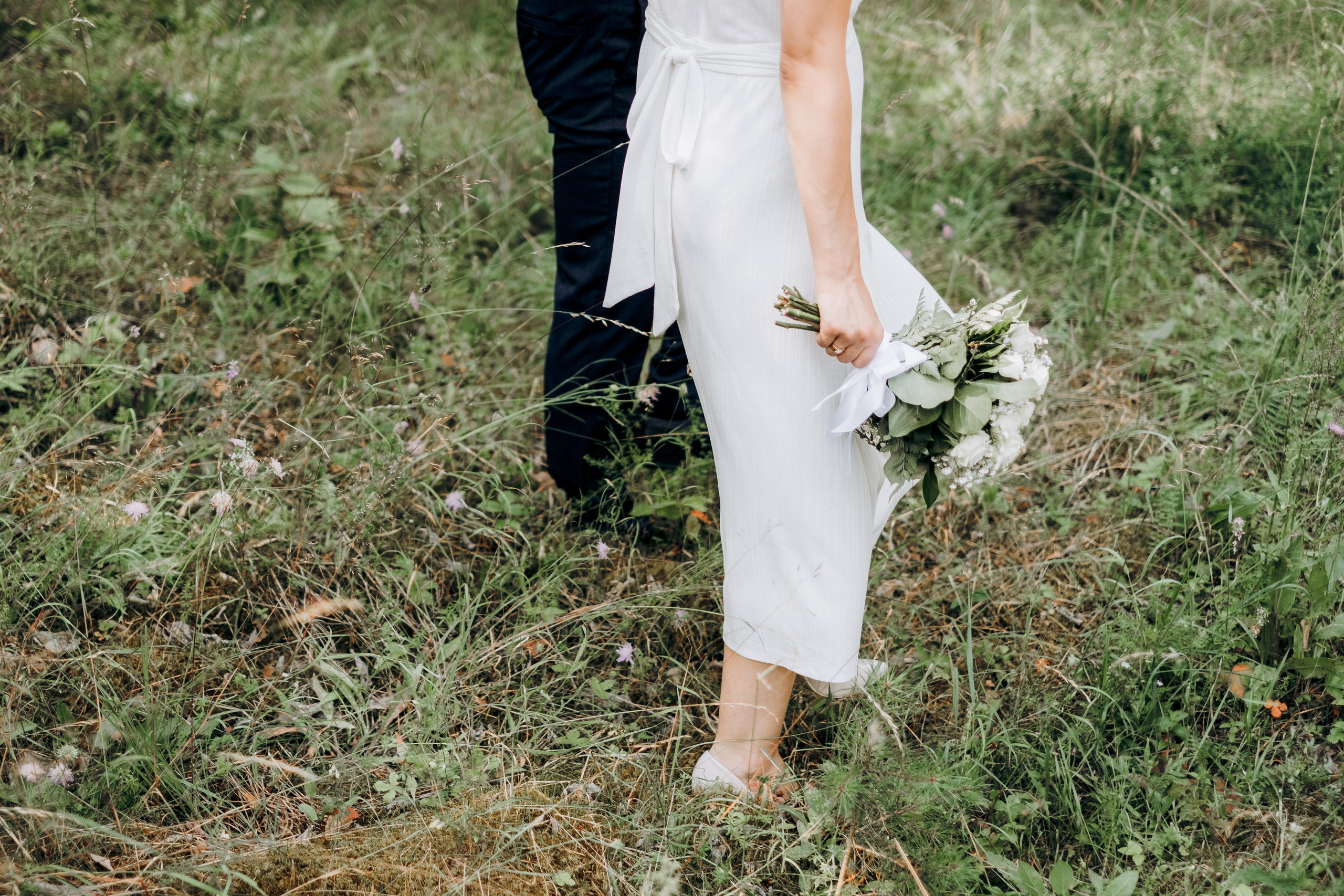 Viktorija + Artūrs | Kāzu fotosesija mežā. Kāzu × Ģimenes notikumu fotografs Edgars Kalniņš