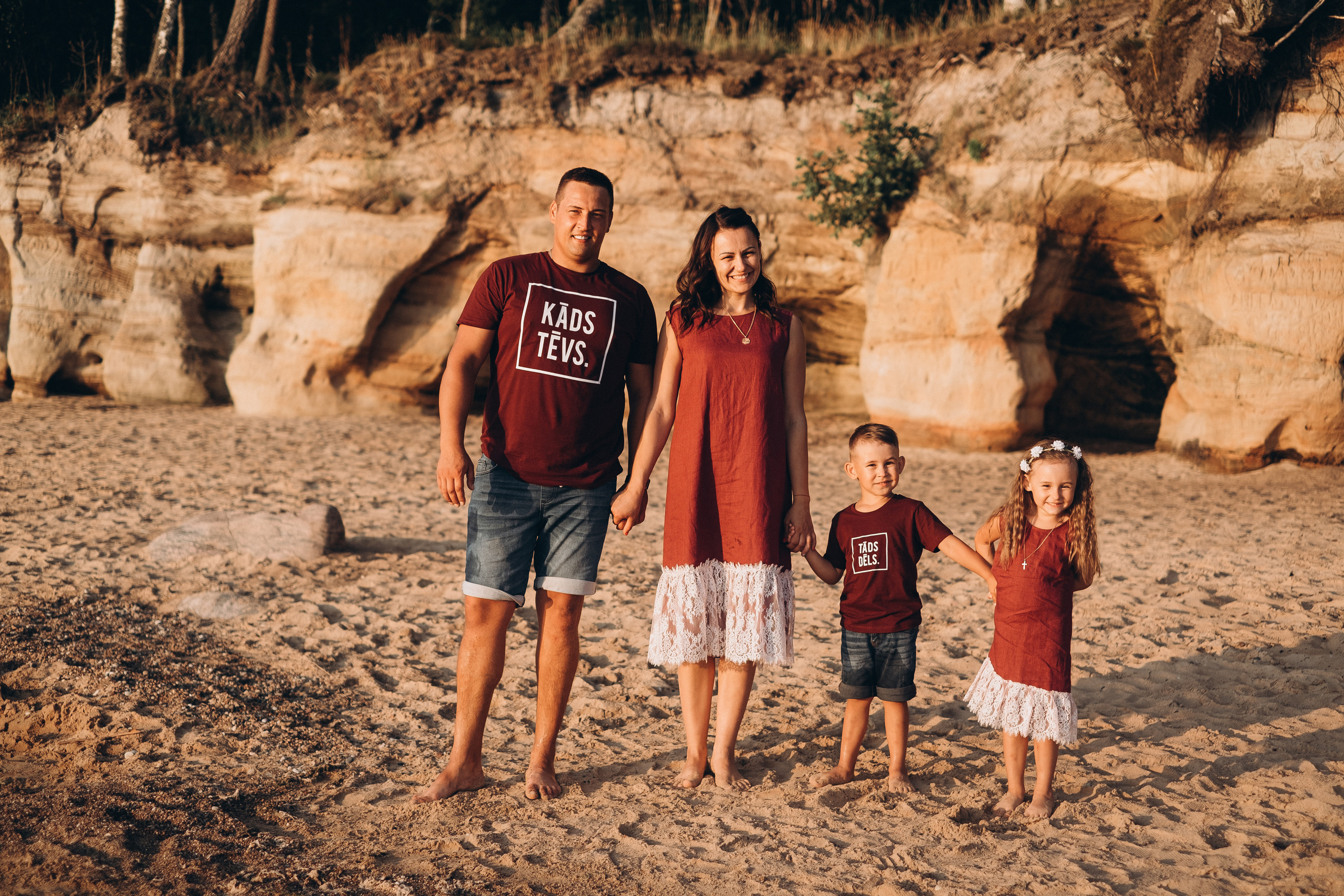 Ģimenes fotosesija Veczemju klintīs. Kāzu × Ģimenes notikumu fotografs Edgars Kalniņš
