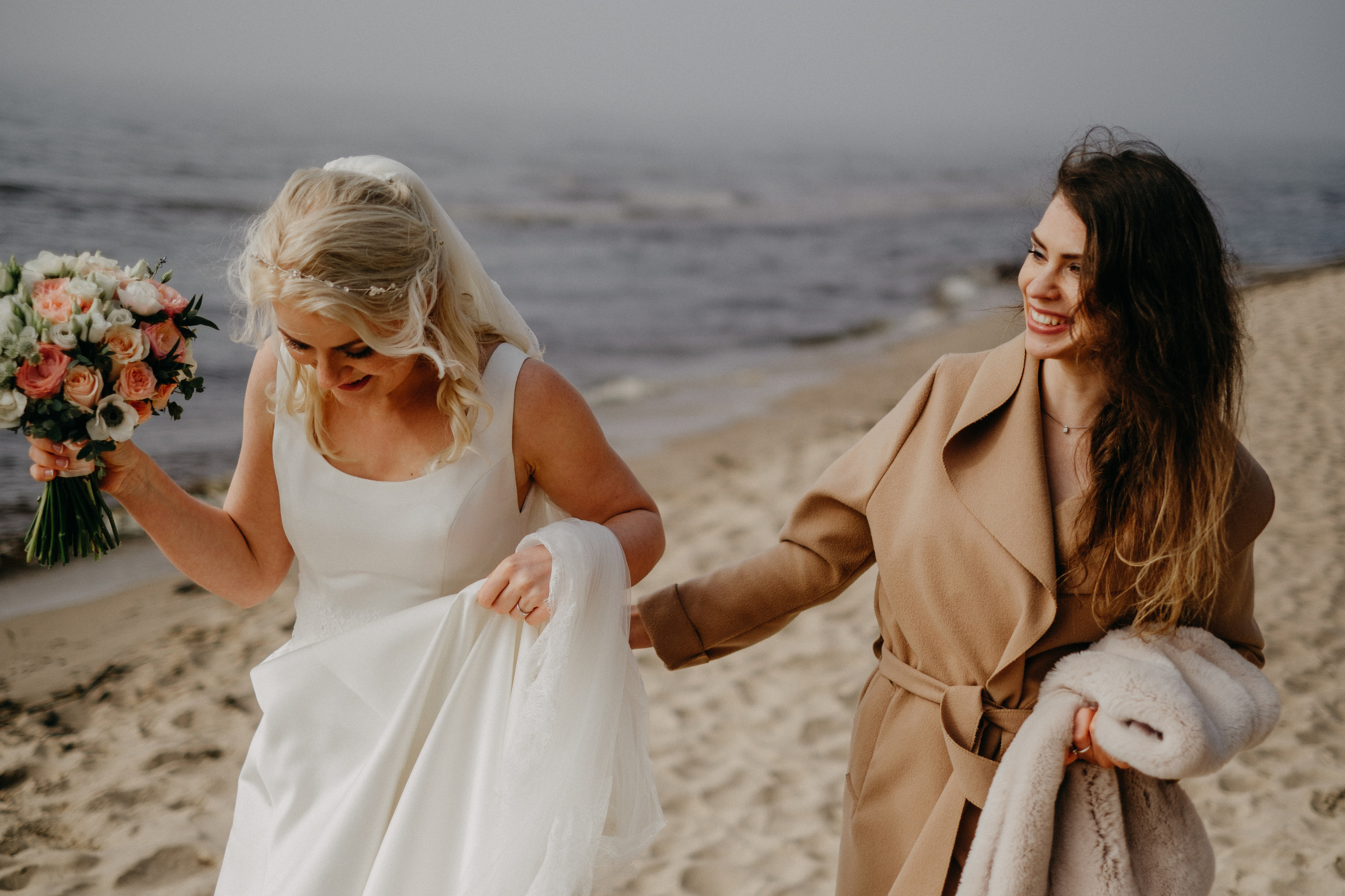 Aiga + Juris / 2021 Kāzu fotosesija pie jūras Carnikavā. Kāzu × Ģimenes notikumu fotografs Edgars Kalniņš