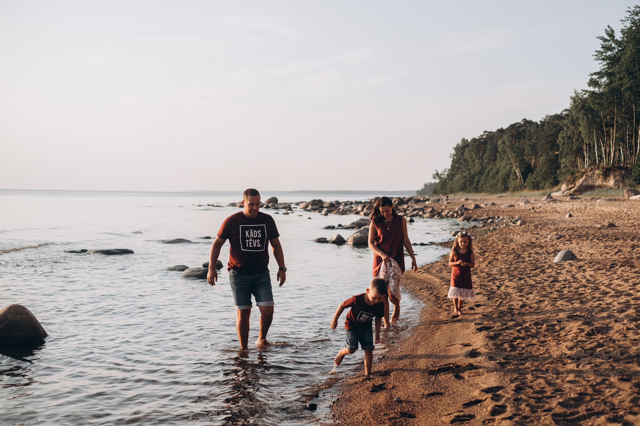 Ģimenes fotosesija Veczemju klintīs. Kāzu × Ģimenes notikumu fotografs Edgars Kalniņš