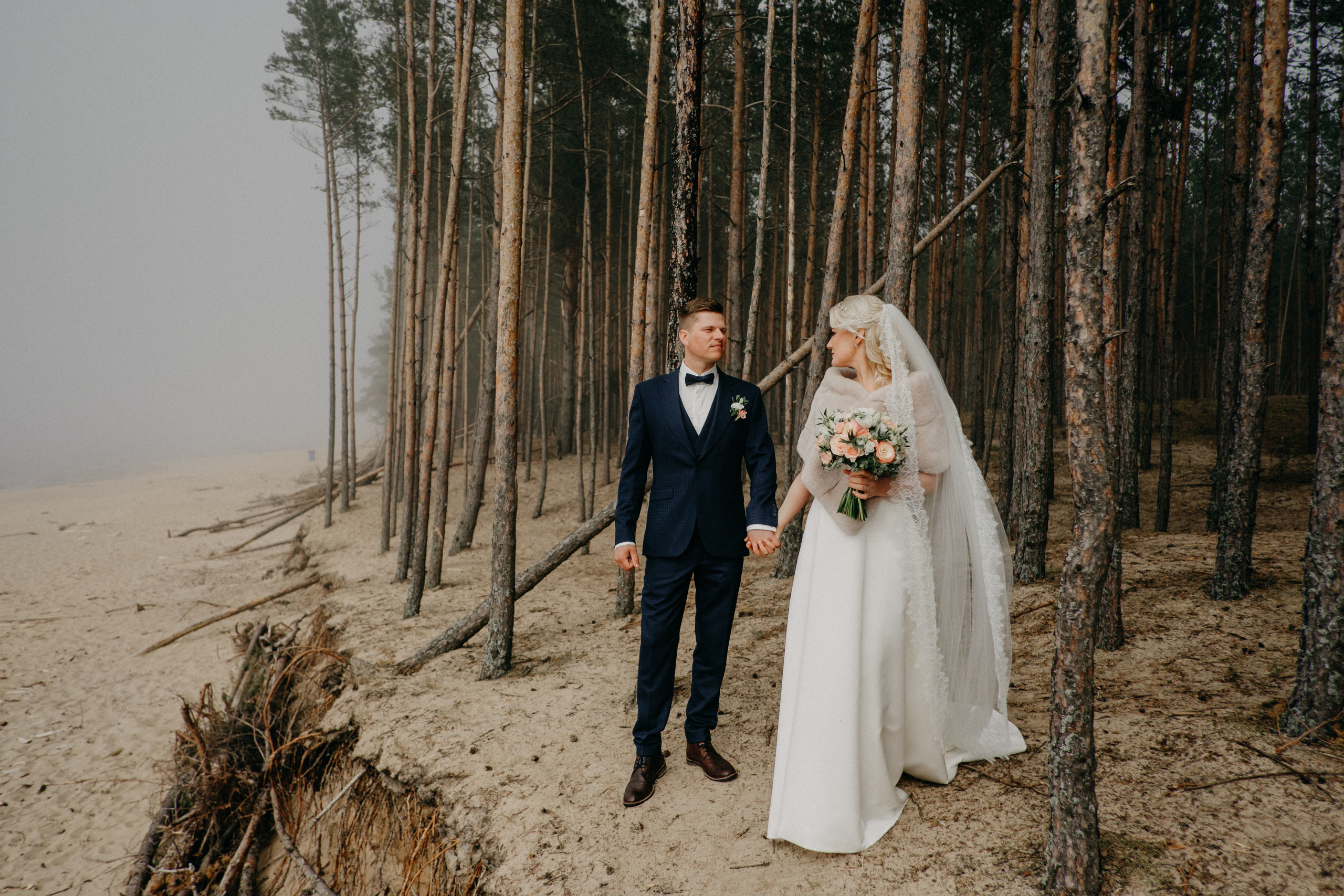 Aiga + Juris / 2021 Kāzu fotosesija pie jūras Carnikavā. Kāzu × Ģimenes notikumu fotografs Edgars Kalniņš