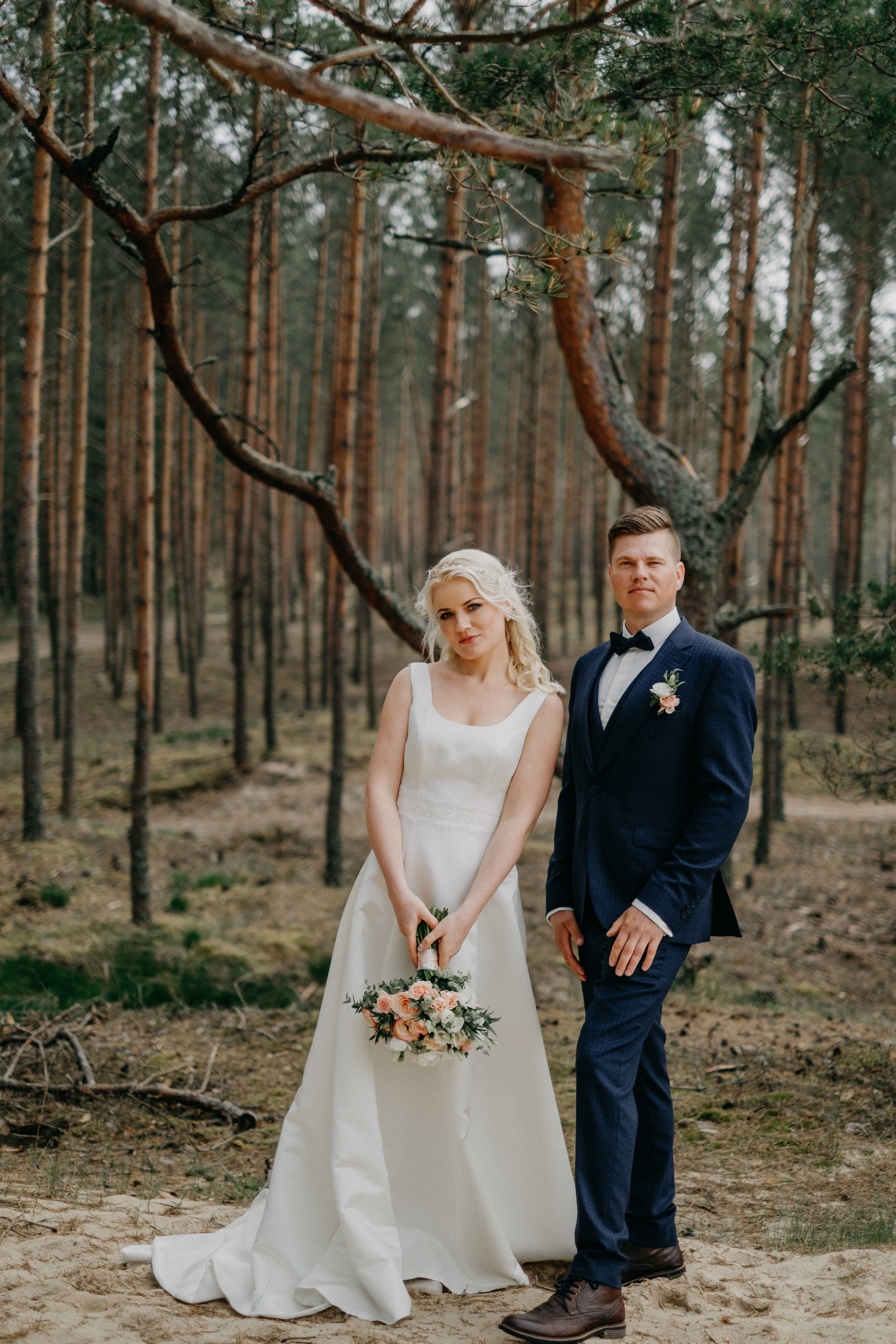 Aiga + Juris / 2021 Kāzu fotosesija pie jūras Carnikavā. Kāzu × Ģimenes notikumu fotografs Edgars Kalniņš