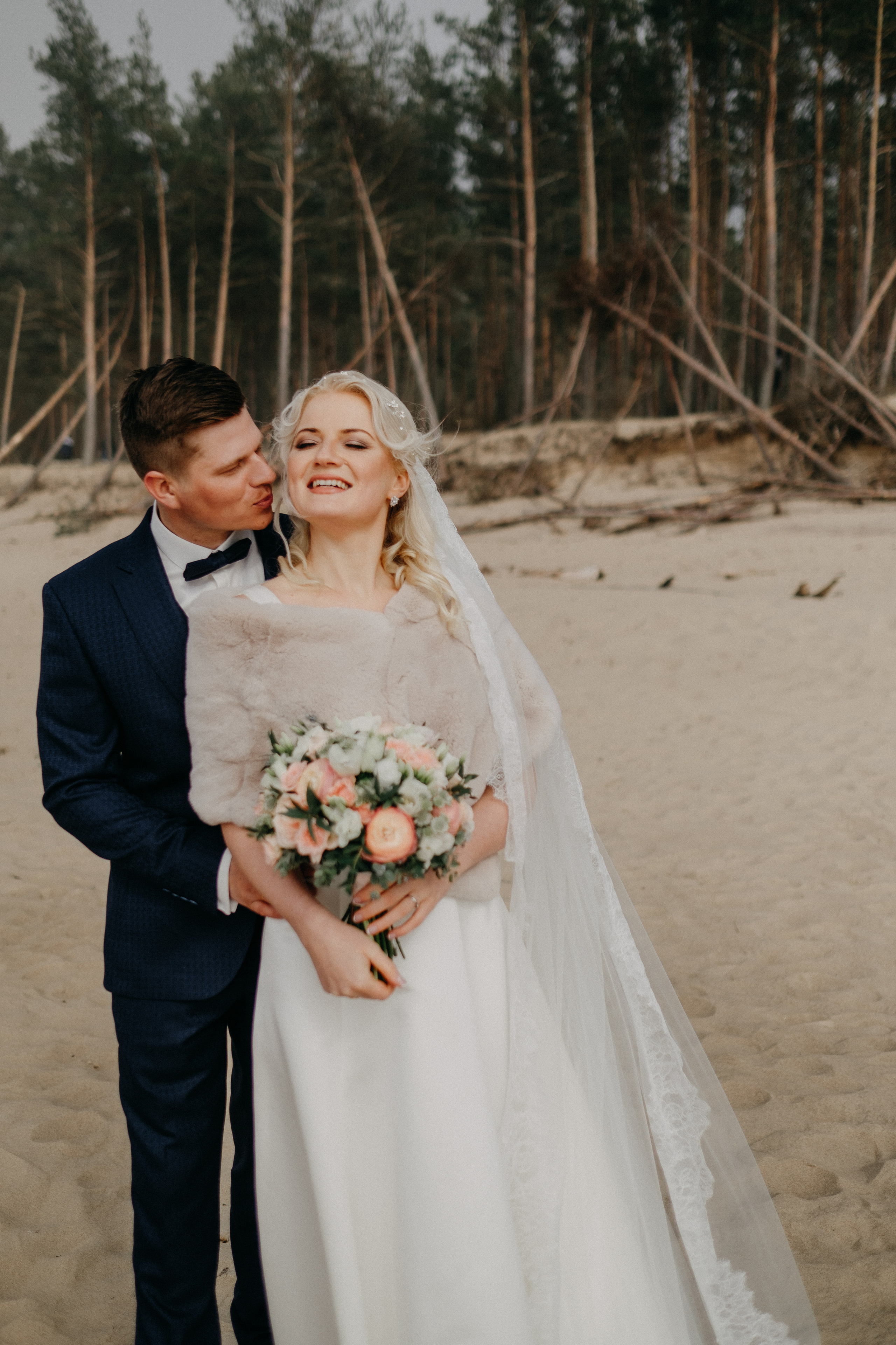 Aiga + Juris / 2021 Kāzu fotosesija pie jūras Carnikavā. Kāzu × Ģimenes notikumu fotografs Edgars Kalniņš