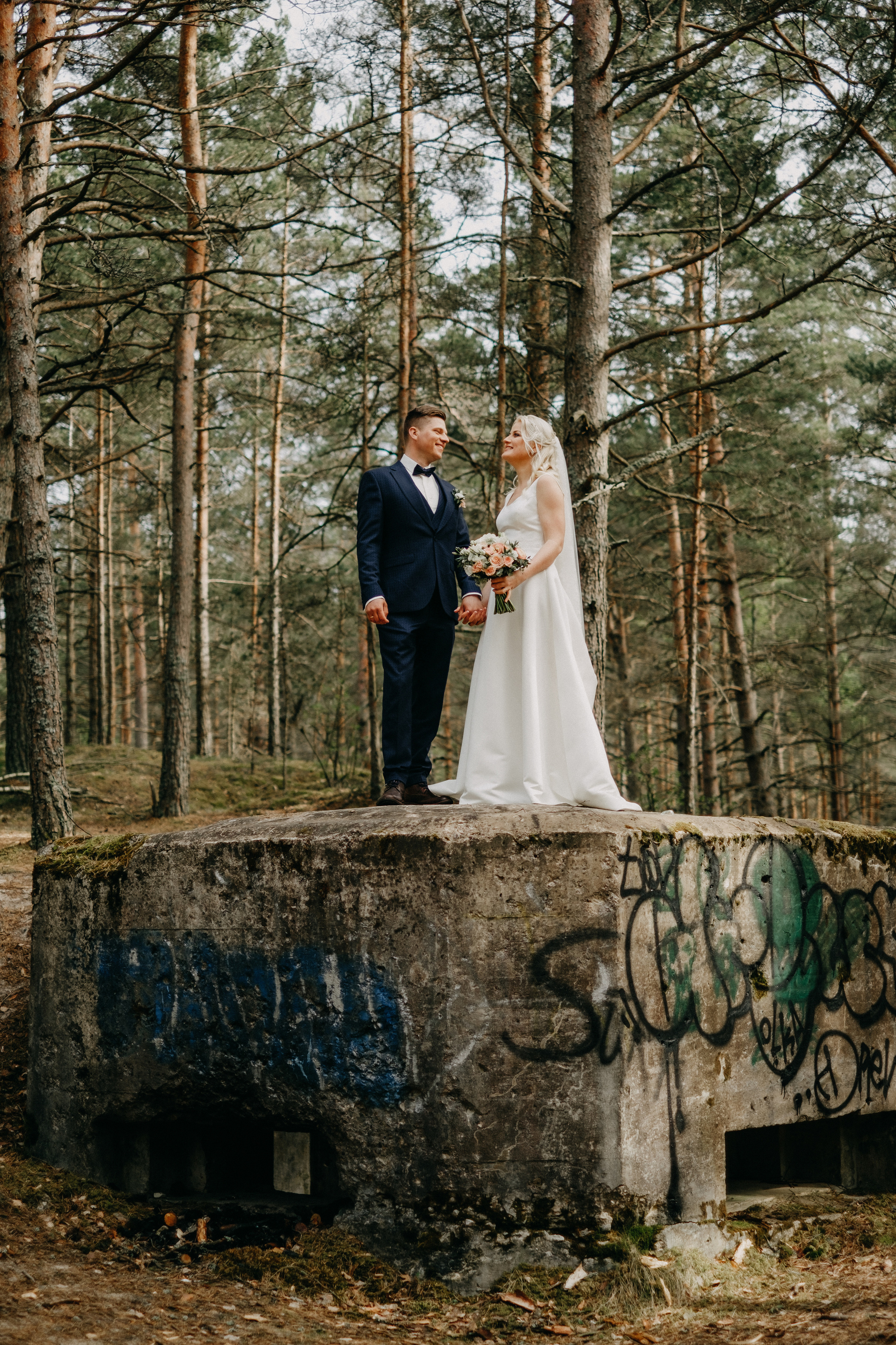 Aiga + Juris / 2021 Kāzu fotosesija pie jūras Carnikavā. Kāzu × Ģimenes notikumu fotografs Edgars Kalniņš