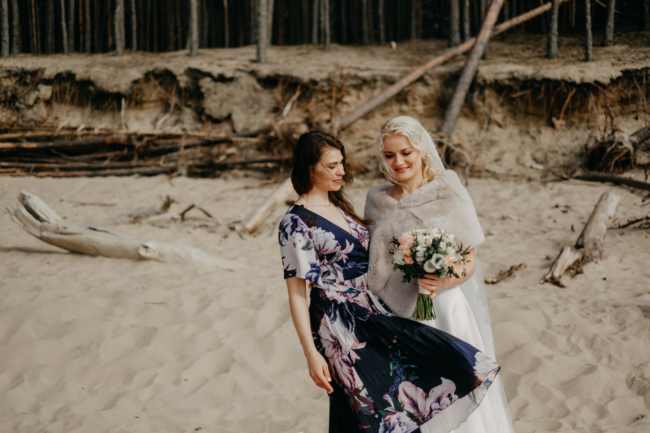 Aiga + Juris / 2021 Kāzu fotosesija pie jūras Carnikavā. Kāzu × Ģimenes notikumu fotografs Edgars Kalniņš