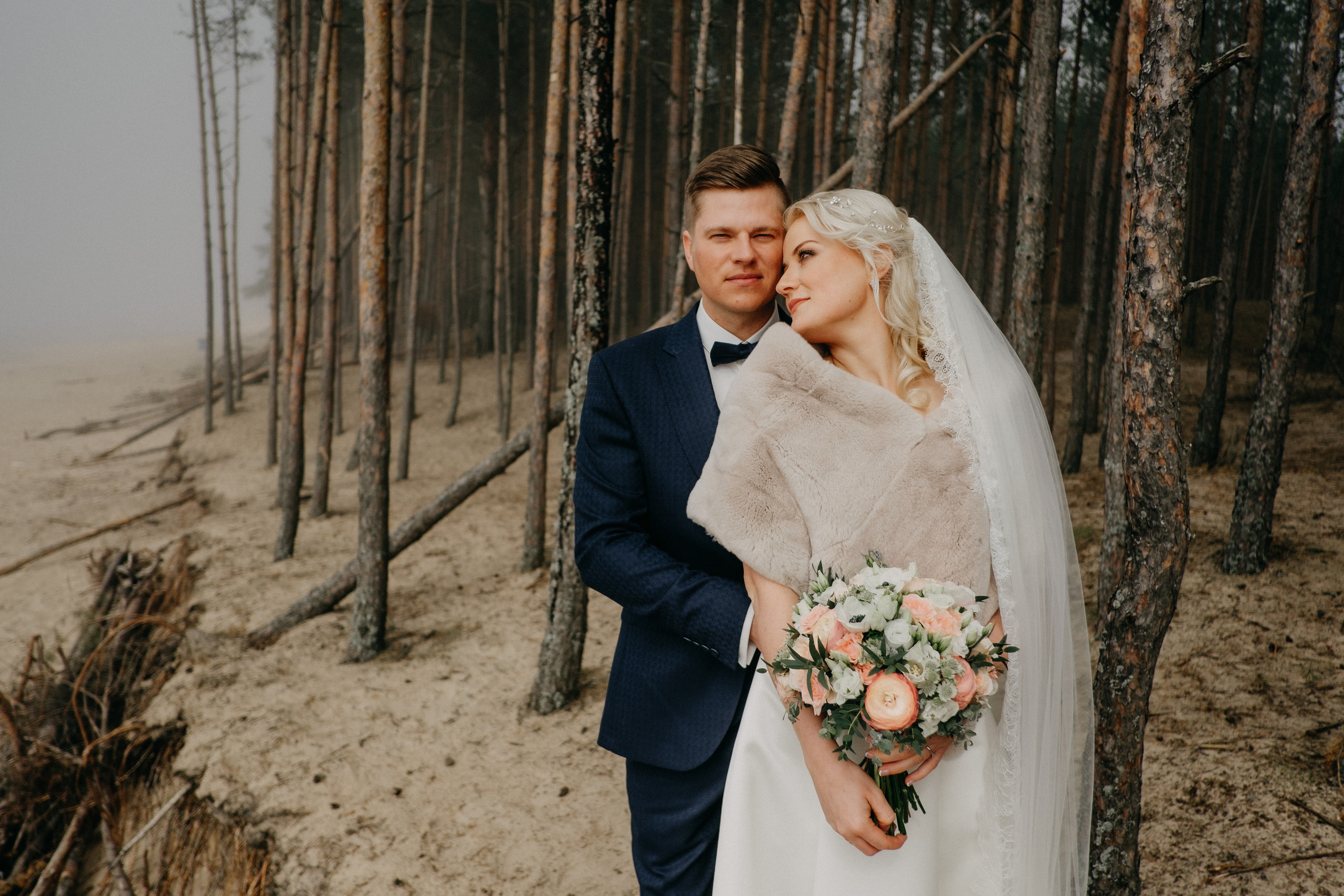 Aiga + Juris / 2021 Kāzu fotosesija pie jūras Carnikavā. Kāzu × Ģimenes notikumu fotografs Edgars Kalniņš