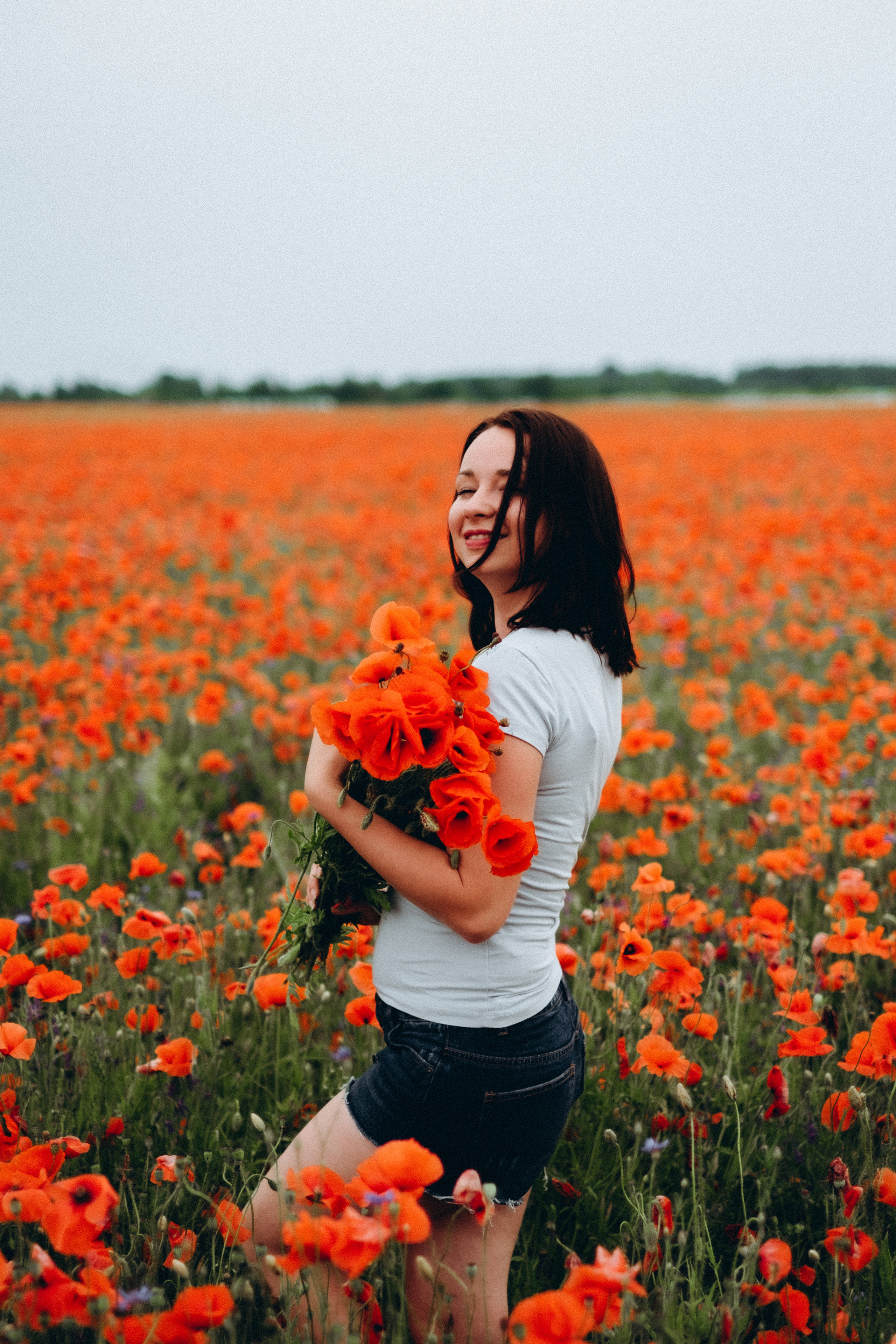 Fotosesija magoņu laukā. Kāzu × Ģimenes notikumu fotografs Edgars Kalniņš