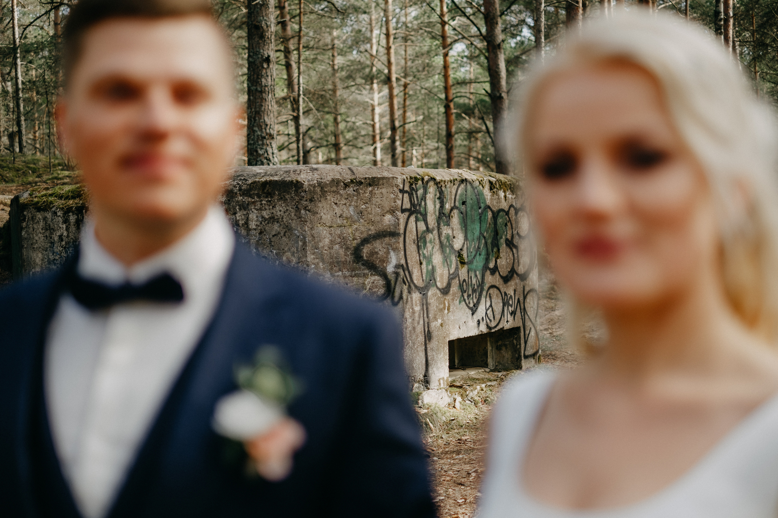 Aiga + Juris / 2021 Kāzu fotosesija pie jūras Carnikavā. Kāzu × Ģimenes notikumu fotografs Edgars Kalniņš