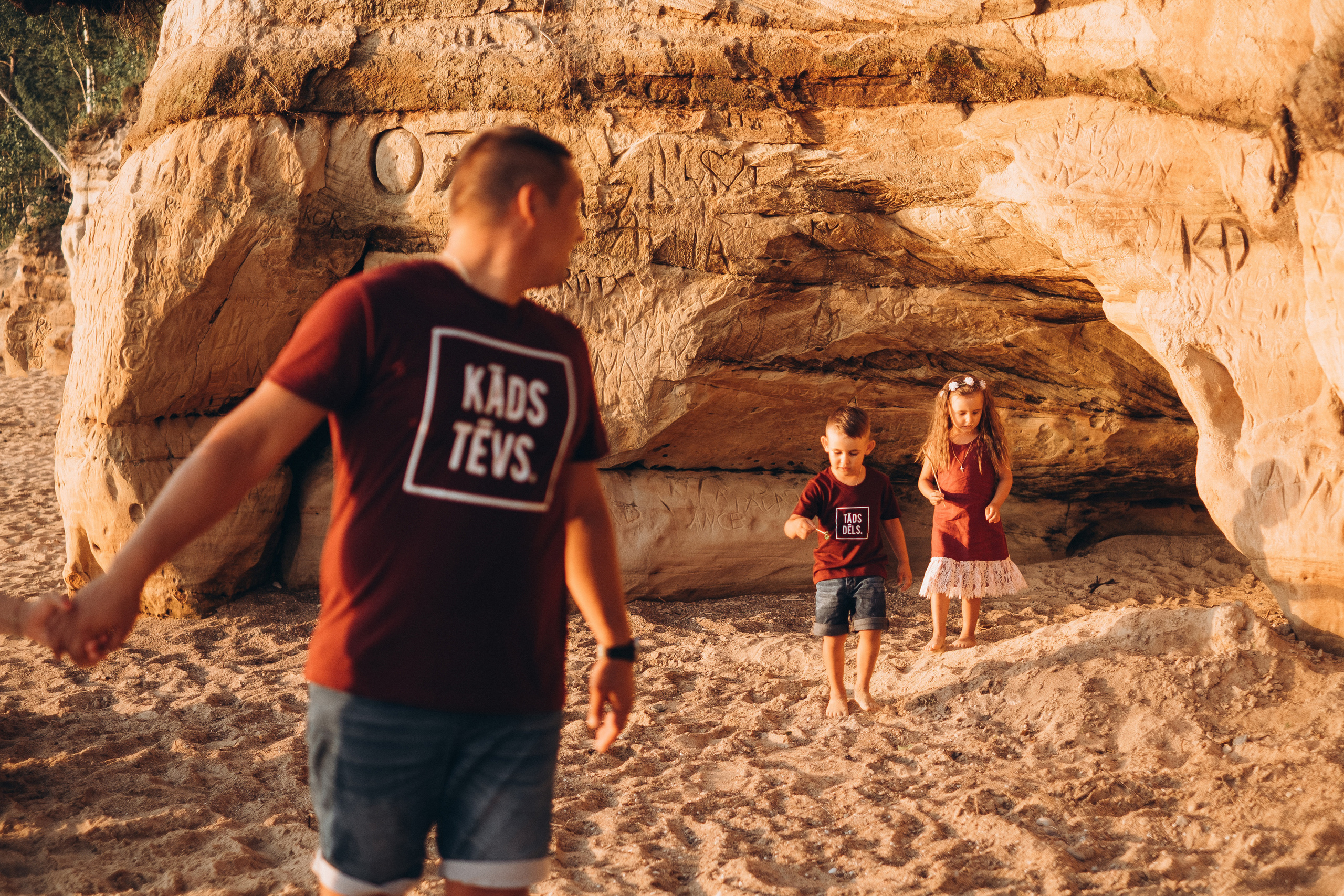 Ģimenes fotosesija Veczemju klintīs. Kāzu × Ģimenes notikumu fotografs Edgars Kalniņš