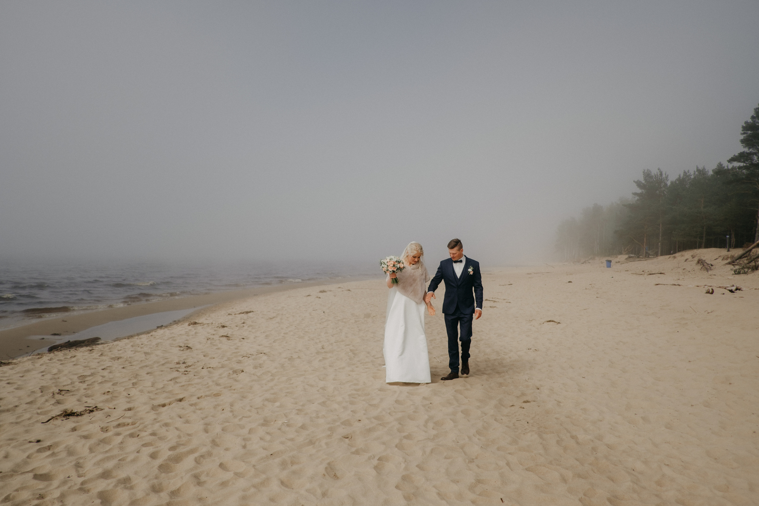 Aiga + Juris / 2021 Kāzu fotosesija pie jūras Carnikavā. Kāzu × Ģimenes notikumu fotografs Edgars Kalniņš