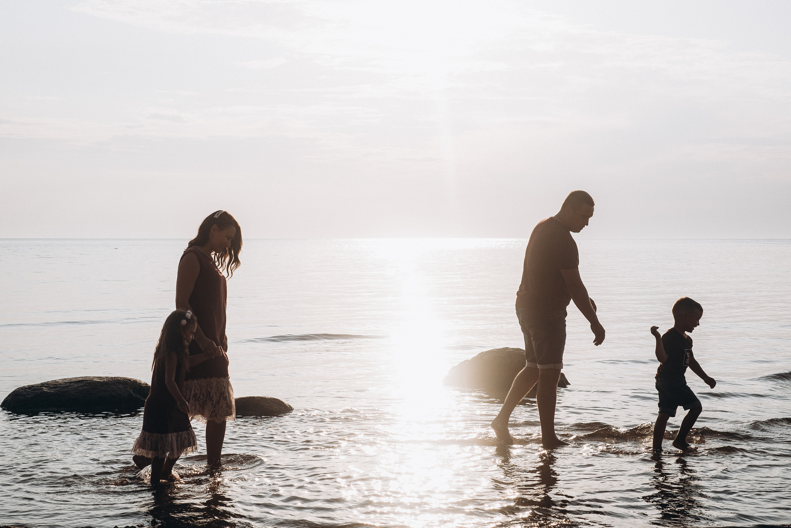 Ģimenes fotosesija Veczemju klintīs. Kāzu × Ģimenes notikumu fotografs Edgars Kalniņš