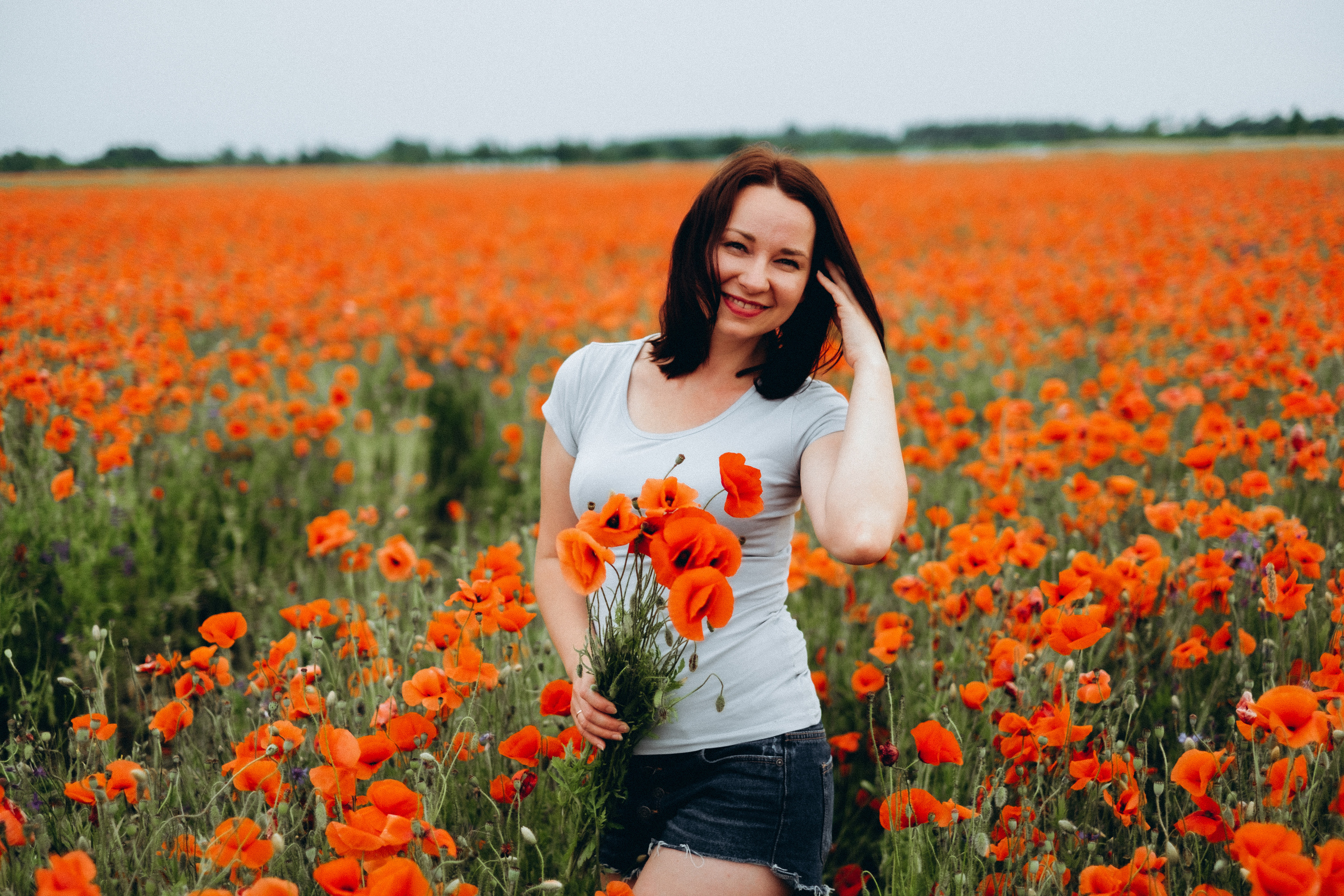 Fotosesija magoņu laukā. Kāzu × Ģimenes notikumu fotografs Edgars Kalniņš