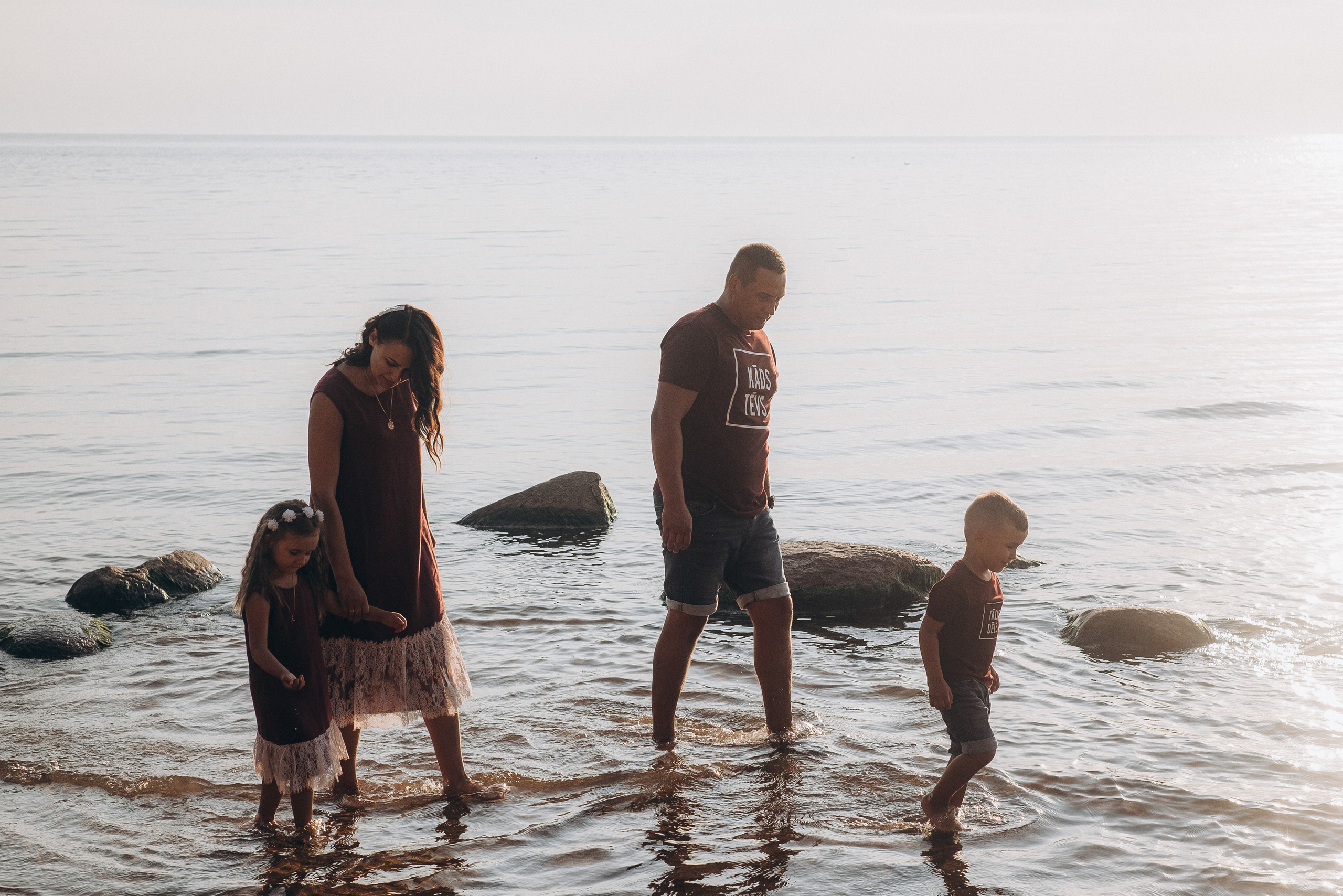 Ģimenes fotosesija Veczemju klintīs. Kāzu × Ģimenes notikumu fotografs Edgars Kalniņš