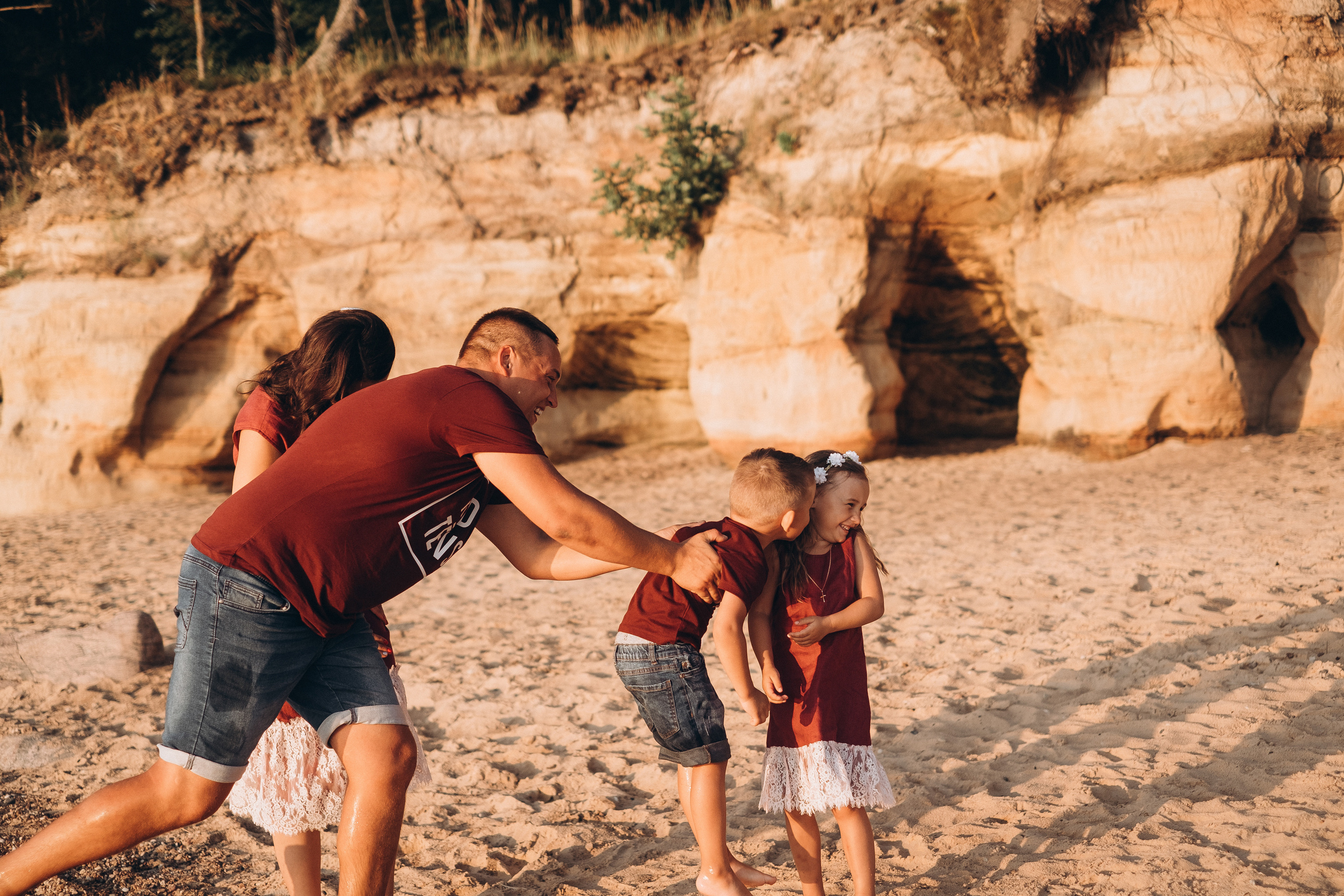 Ģimenes fotosesija Veczemju klintīs. Kāzu × Ģimenes notikumu fotografs Edgars Kalniņš