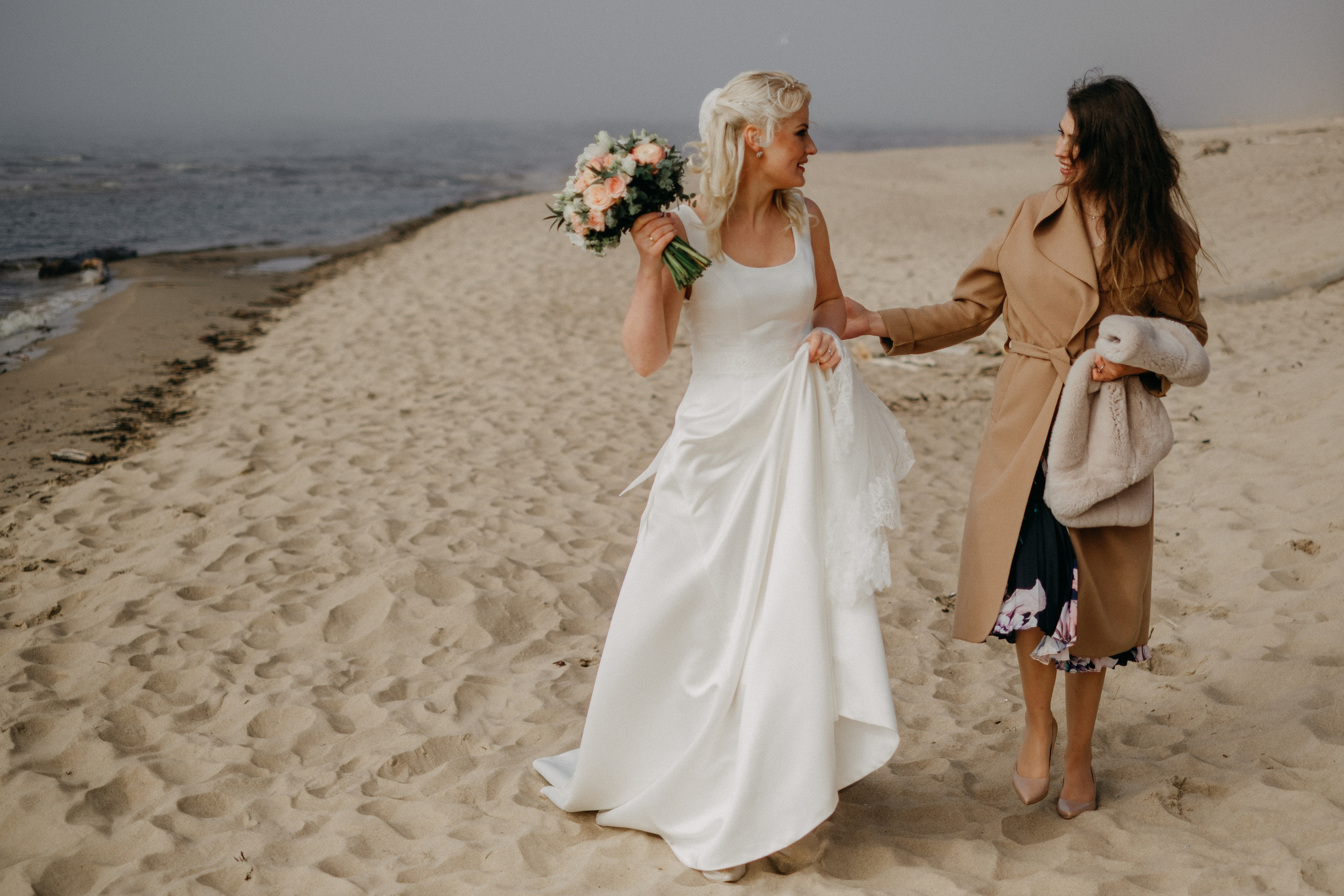 Aiga + Juris / 2021 Kāzu fotosesija pie jūras Carnikavā. Kāzu × Ģimenes notikumu fotografs Edgars Kalniņš