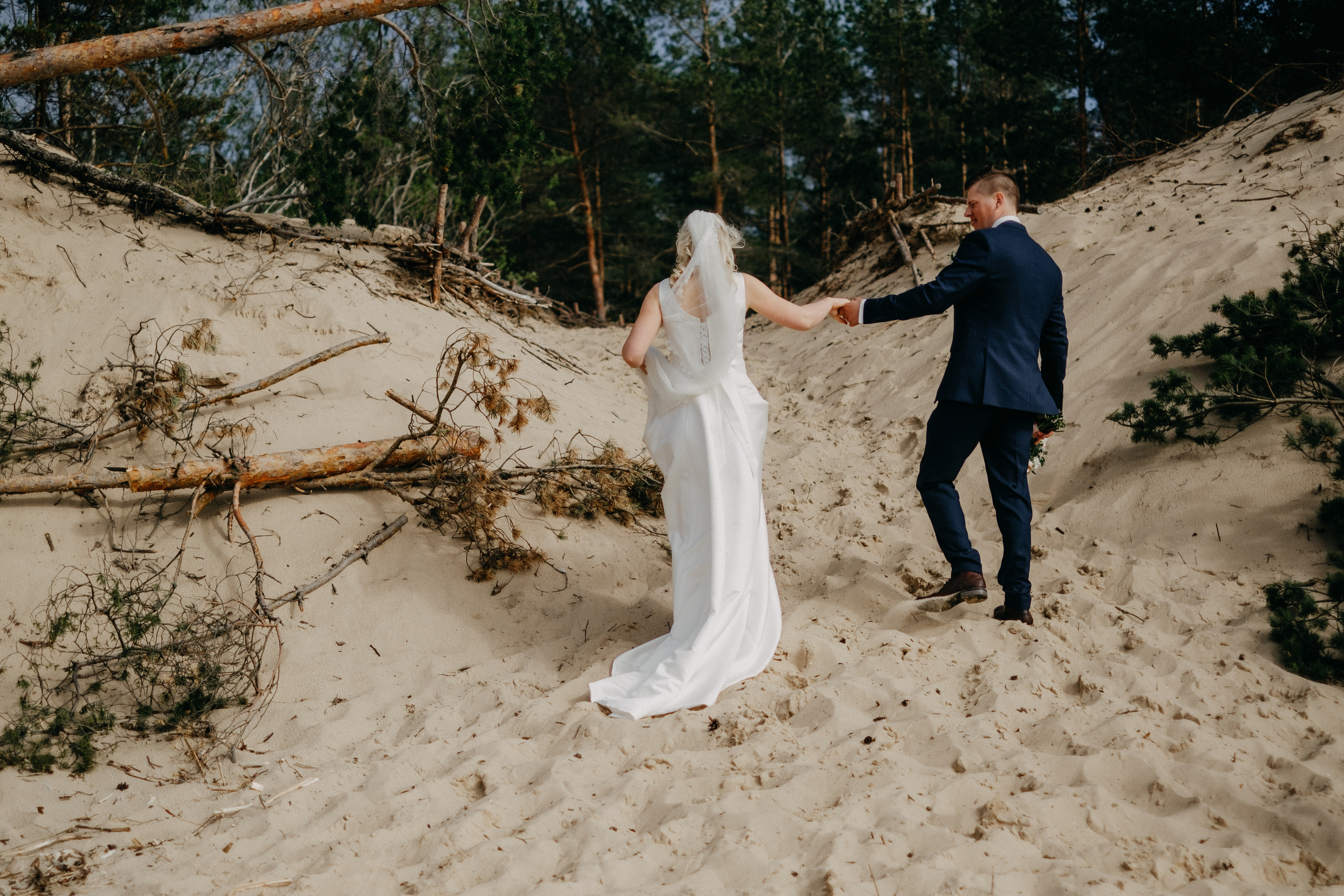 Aiga + Juris / 2021 Kāzu fotosesija pie jūras Carnikavā. Kāzu × Ģimenes notikumu fotografs Edgars Kalniņš