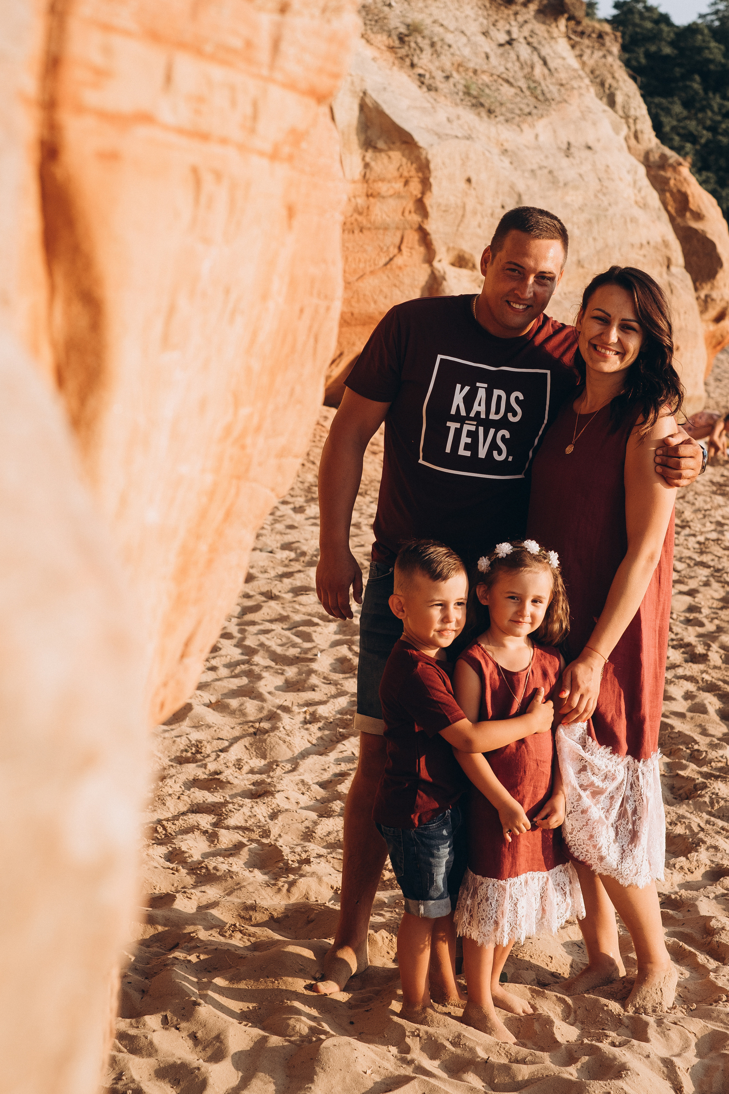 Ģimenes fotosesija Veczemju klintīs. Kāzu × Ģimenes notikumu fotografs Edgars Kalniņš