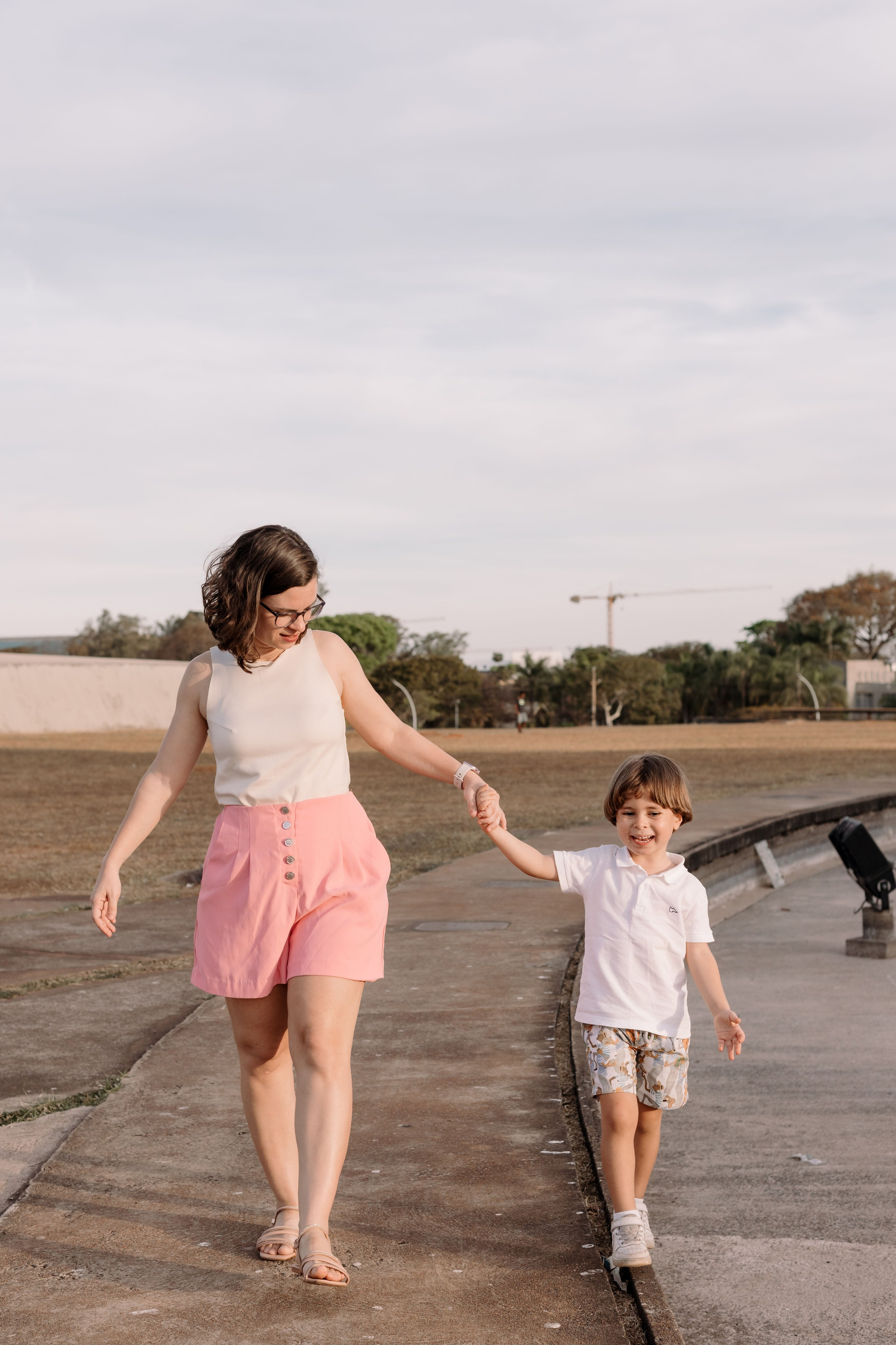Ensaio Família na Catedral de Brasília | Fotografia Afetiva em Brasília. Ize Fotografia — Ensaios e Festas de Família em Recife e Brasília